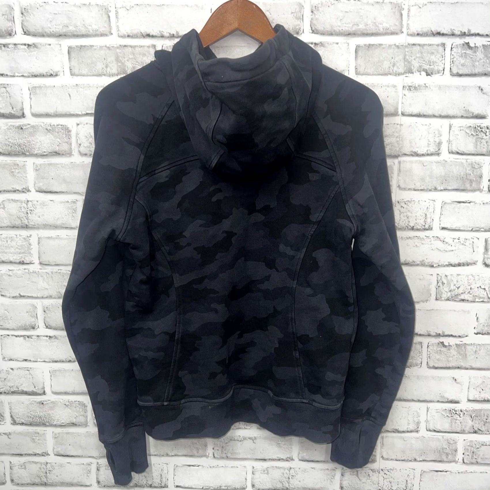 Lululemon Lululemon Hoodie Womens Size S Black Camo Pullover Activewear Pullover Ladies S Black Camouflage Hoodie Size S / US 4 / IT 40 - 3 Thumbnail