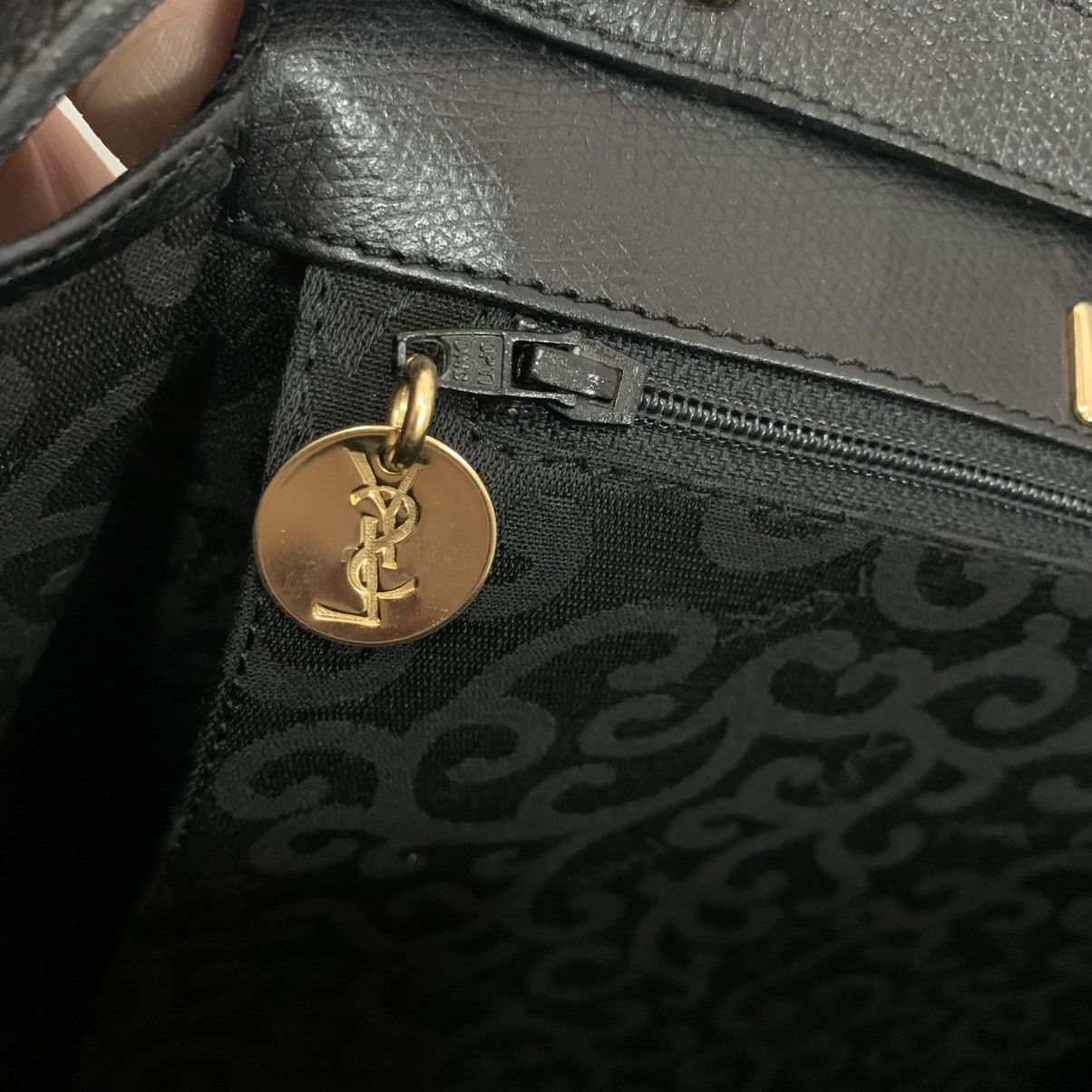 Yves Saint Laurent Saint Laurent 1990-2000s logo-debossed shoulder bag Size ONE SIZE - 13 Thumbnail
