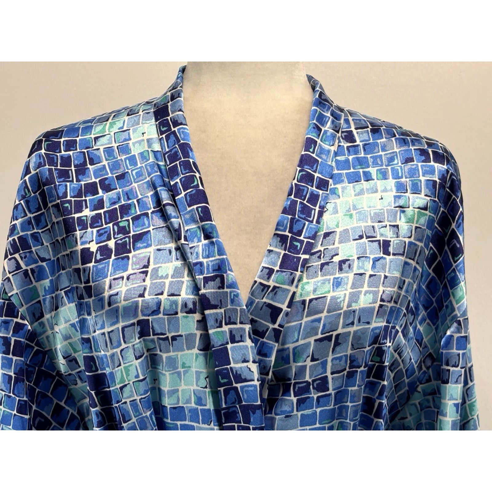 Victoria's Secret Victoria’s Secret Short Satin Robe One Size Women’s Blue Mosaic Belted Satin Robe Geometric Pattern 3/4 Sleeve Belted Virginia? Size 42" / US 20 - 5 Thumbnail