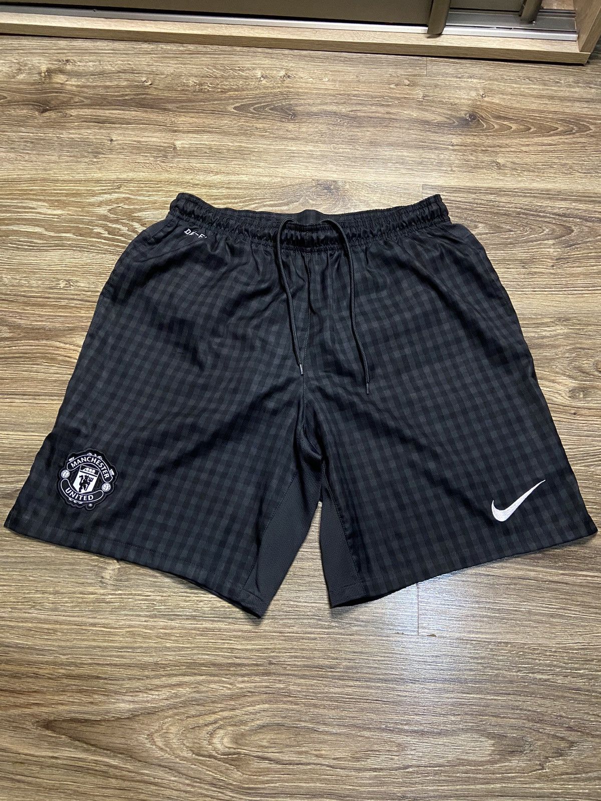Nike × Vintage Vintage Nike Manchester United Y2K Shorts Streetwear Swoosh Size US 33 - 1 Thumbnail