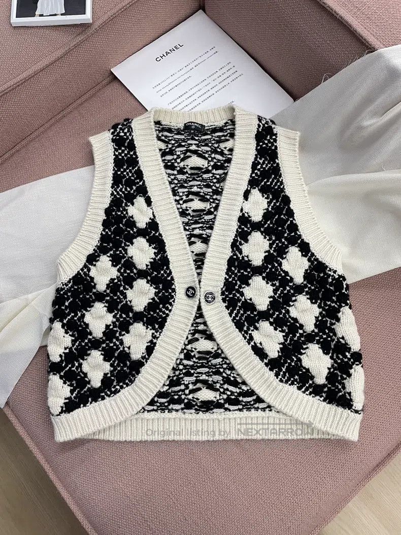 Chanel Chanel 21A black and white color block flower knitted vest Size XS / US 0-2 / IT 36-38 - 1 Thumbnail