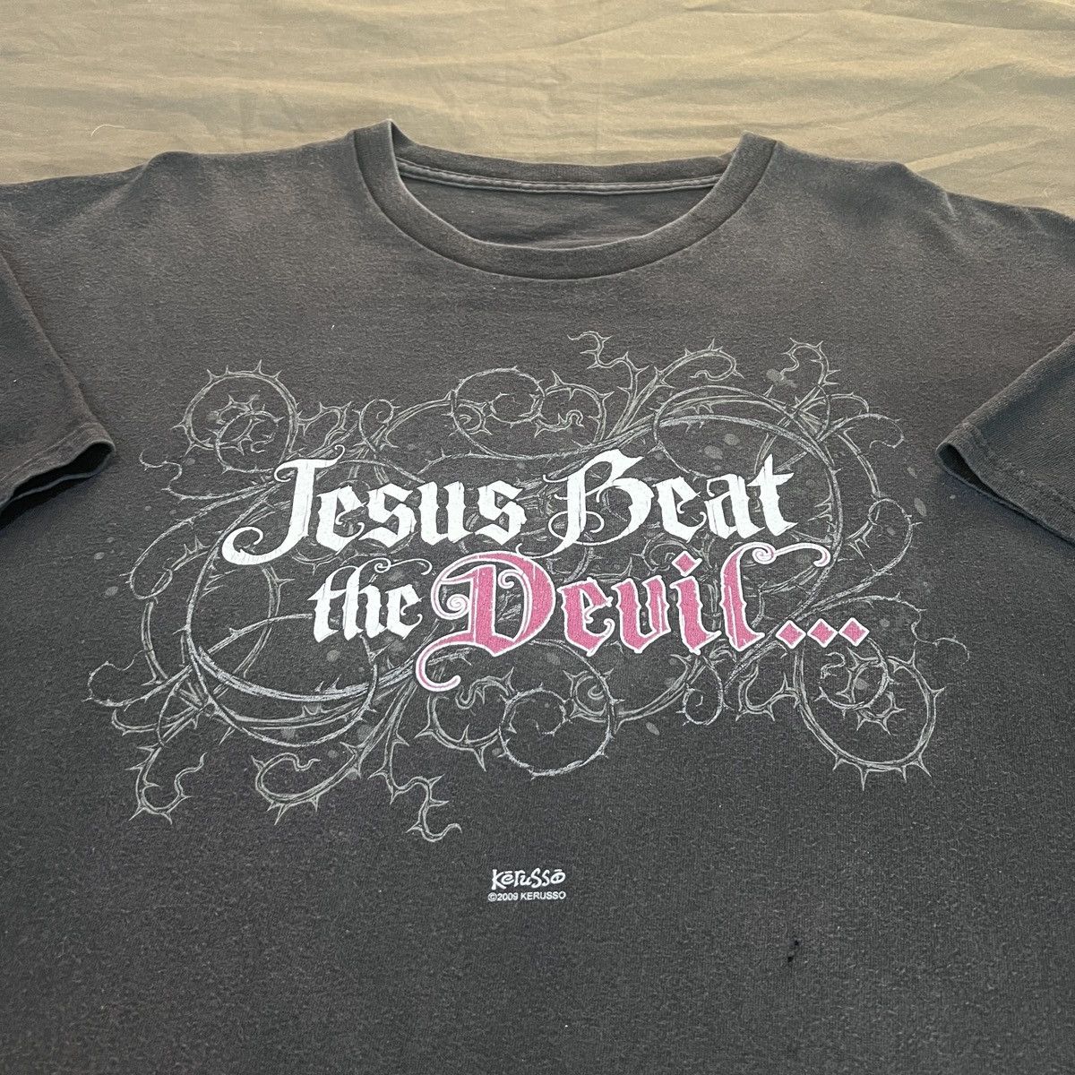 Vintage Vintage Y2K Jesus beat the devil God Lord Bible Tee XL Faded Size US XL / EU 56 / 4 - 1 Thumbnail