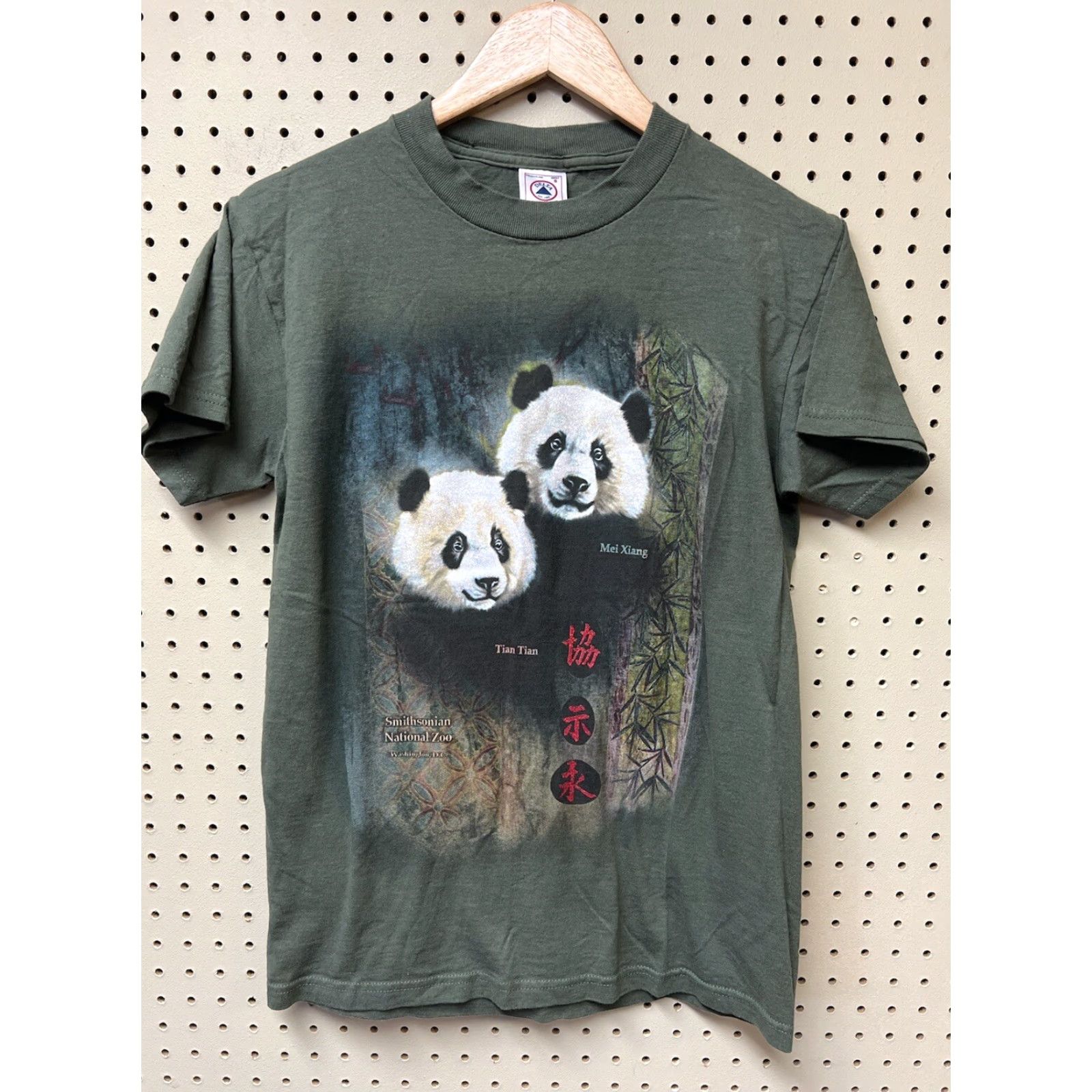 Delta VINTAGE Smithsonian National Zoo Washington DC Pandas T-Shirt Small Green USA Made Shirt Men S Green Size US S / EU 44-46 / 1 - 2 Thumbnail