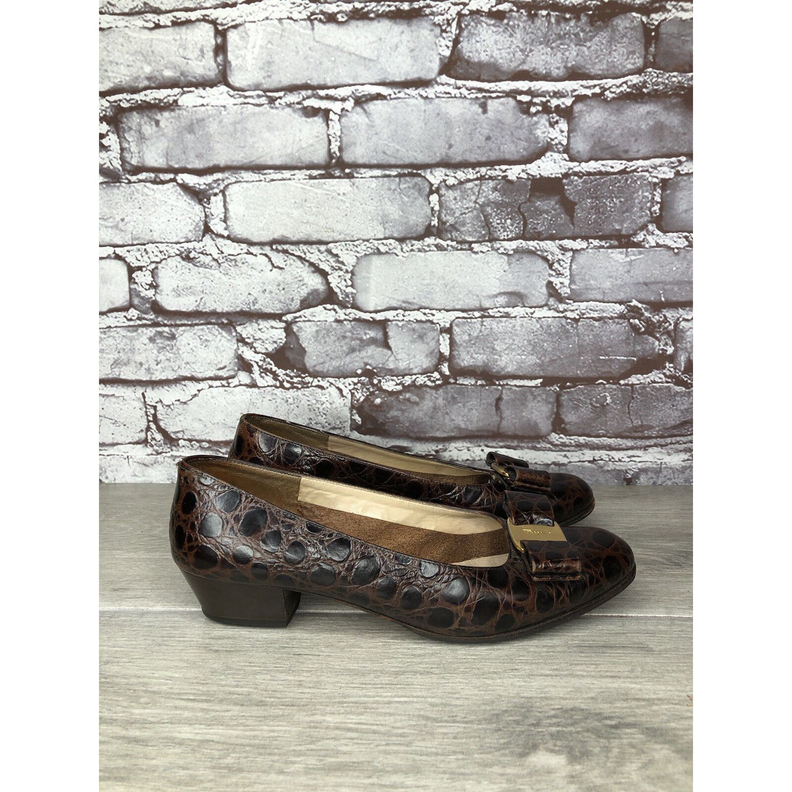 Salvatore Ferragamo Salvatore Ferragamo Vara Brown Leather Croc Embossed Bow Hee Size US 5.5 / IT 35.5 - 17 Thumbnail