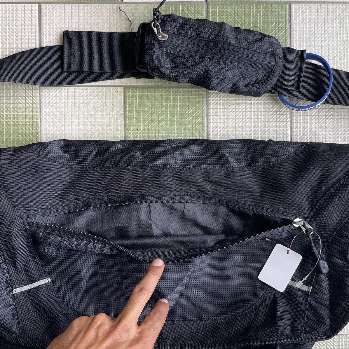 Asics × Vintage BLACK Y2K ASICS OVERSIZED CROSSBODY Size ONE SIZE - 15 Thumbnail