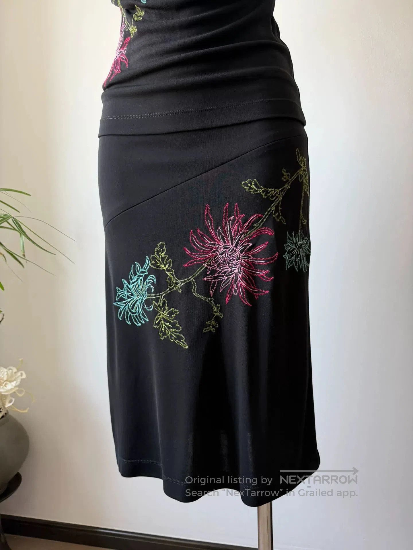 Bcbgmaxazria BCBG Chinese Neckline Embroidery Set. Size M / US 6-8 / IT 42-44 - 5 Thumbnail