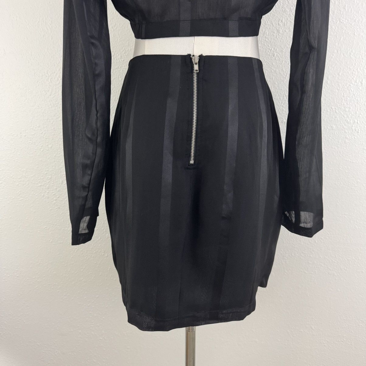 Forever 21 FOREVER 21 Black Office Siren Two Piece Top & Skirt Size S / US 4 / IT 40 - 9 Thumbnail