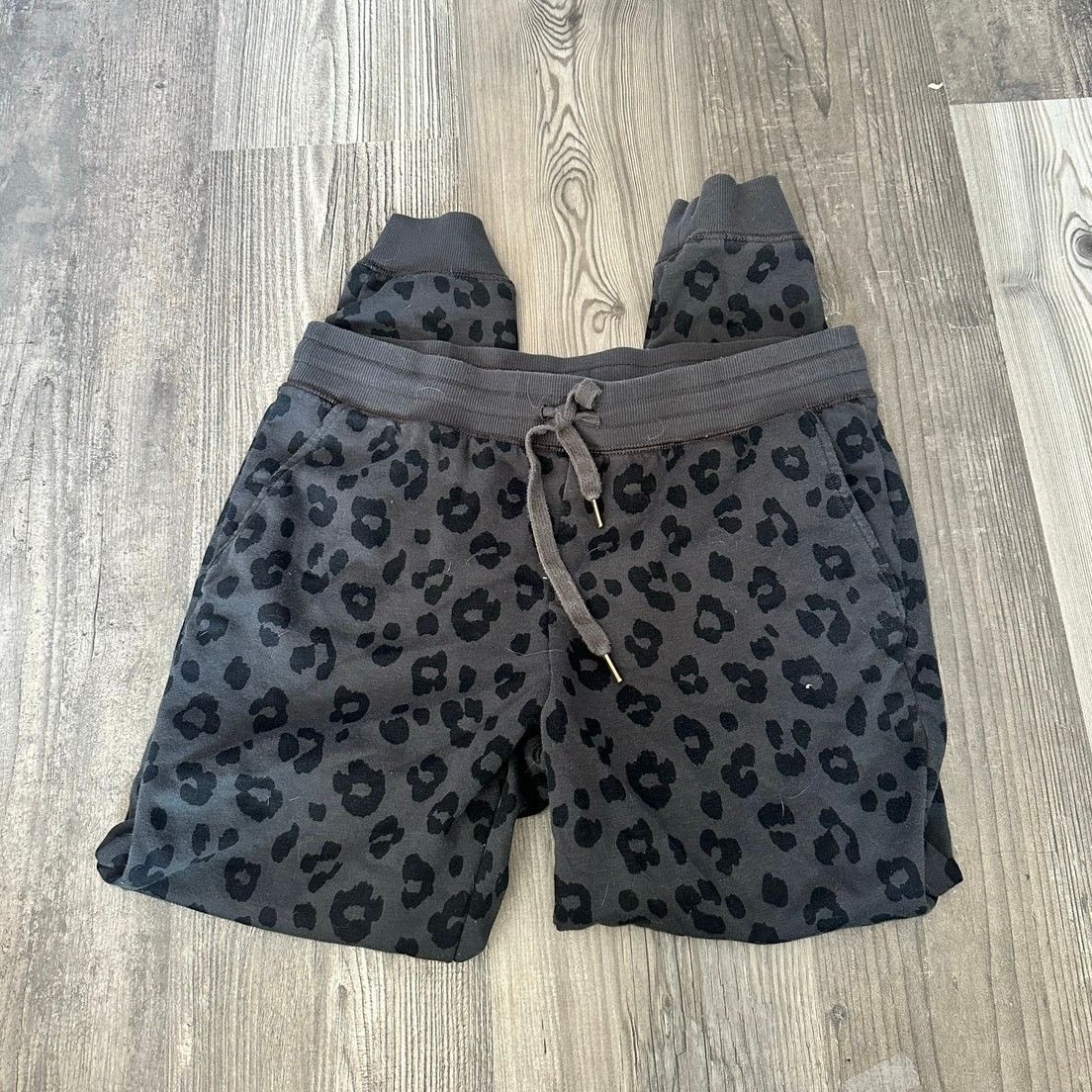 Old Navy old navy gray black cheetah print sweatpants Size 30" / US 8 / IT 44 - 1 Thumbnail