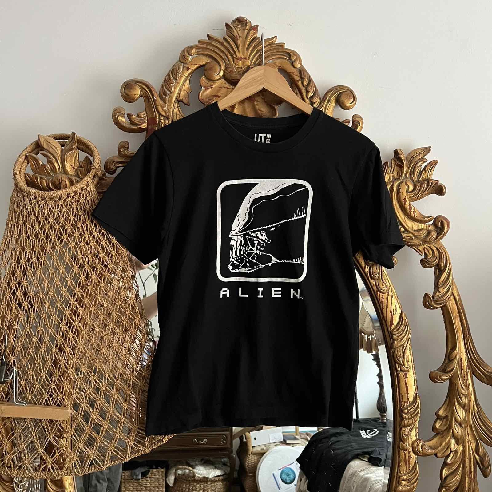 Uniqlo Rare design Alien uniqlo Tee Sz S Size US S / EU 44-46 / 1 - 1 Thumbnail