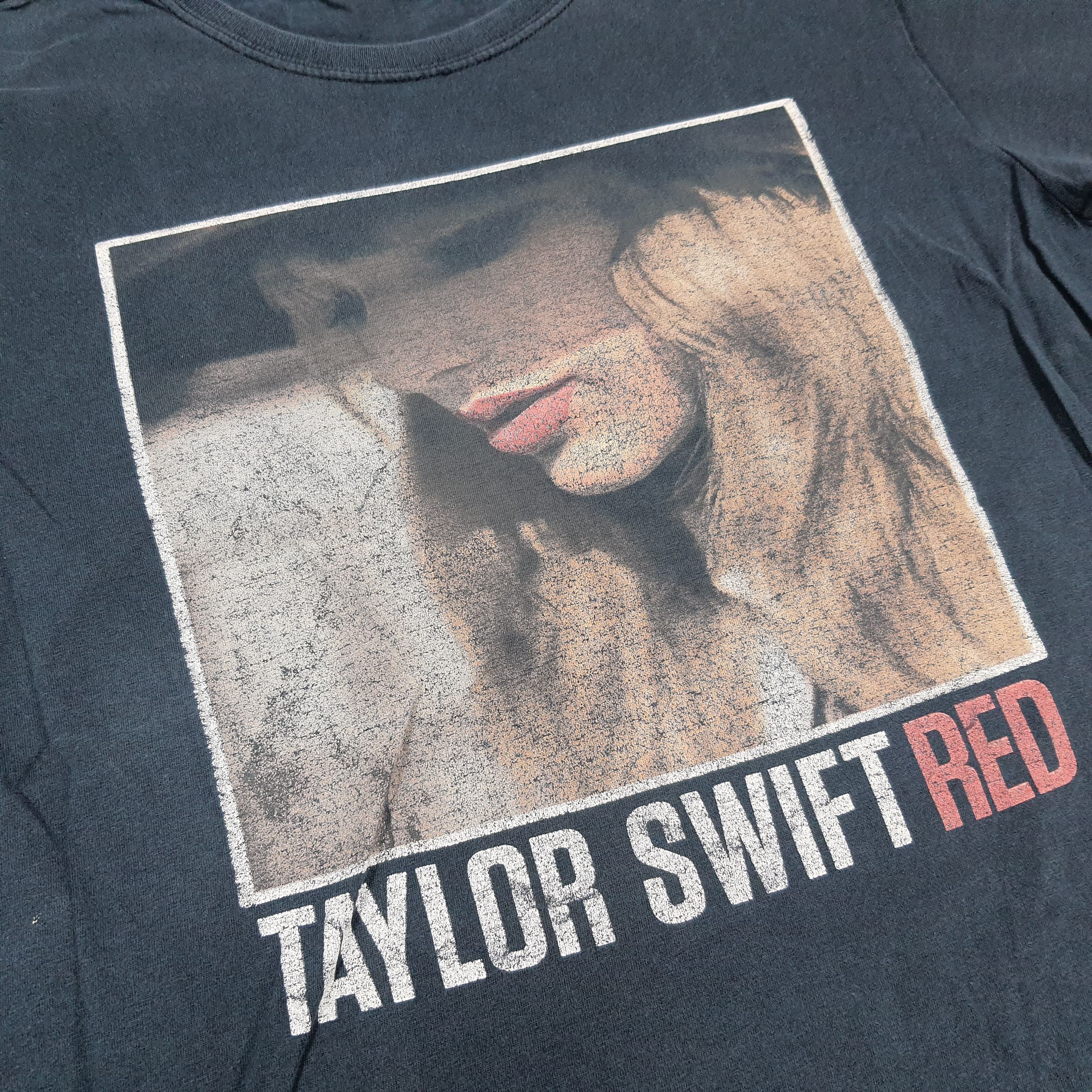 Band Tees Vintage Taylor Swift Red Tour 2013 Tshirt C294N31 Size US M / EU 48-50 / 2 - 2 Thumbnail