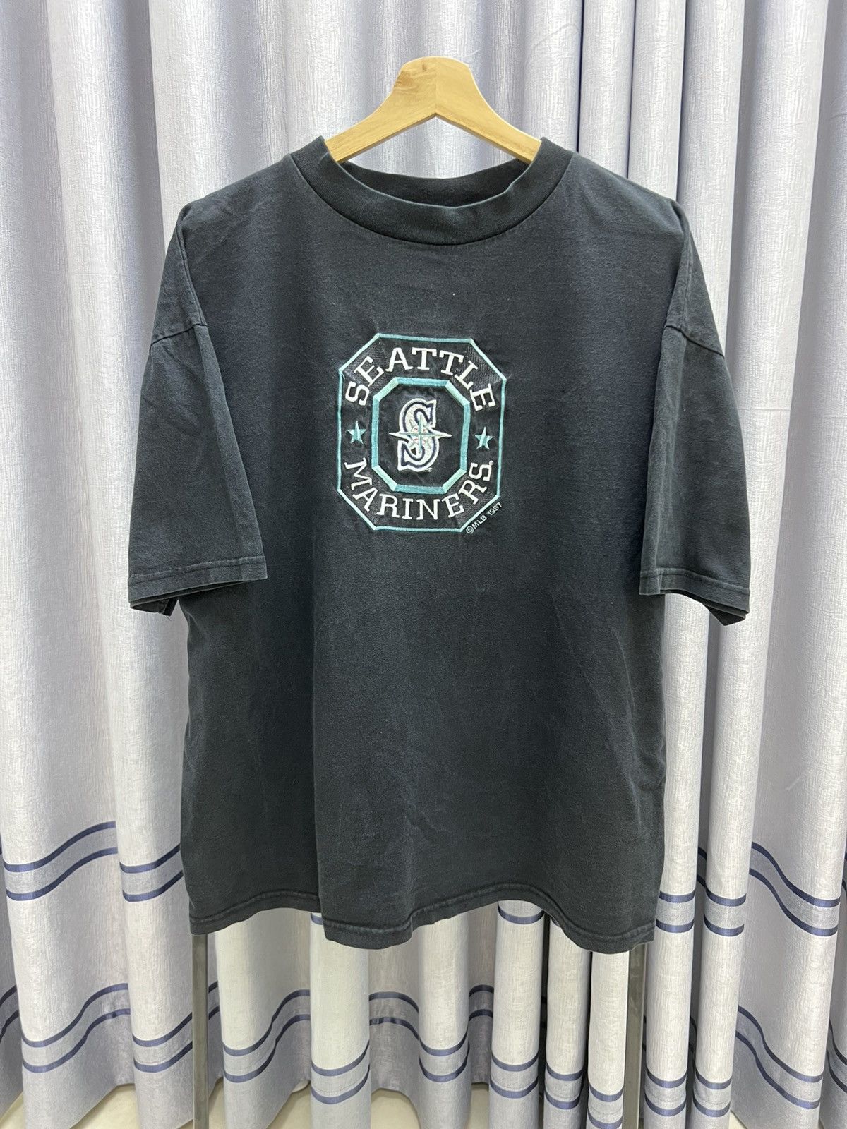 MLB Vintage 90s 1997 MLB Seattle Mariners Embroided Tee Size US XL / EU 56 / 4 - 1 Thumbnail