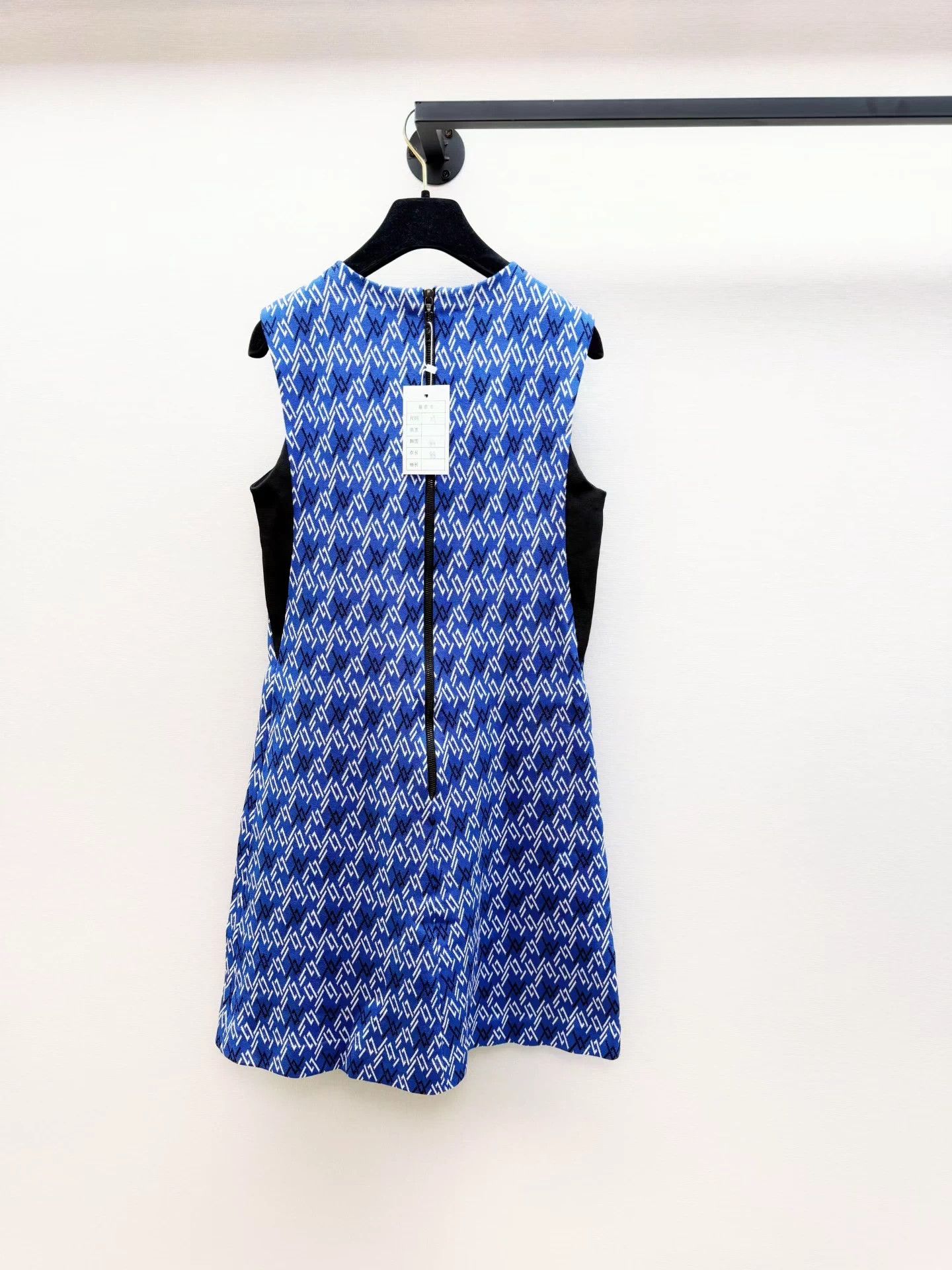 Louis Vuitton LV knit dress M new with tags authentic tried on minor stain Size M / US 6-8 / IT 42-44 - 8 Thumbnail