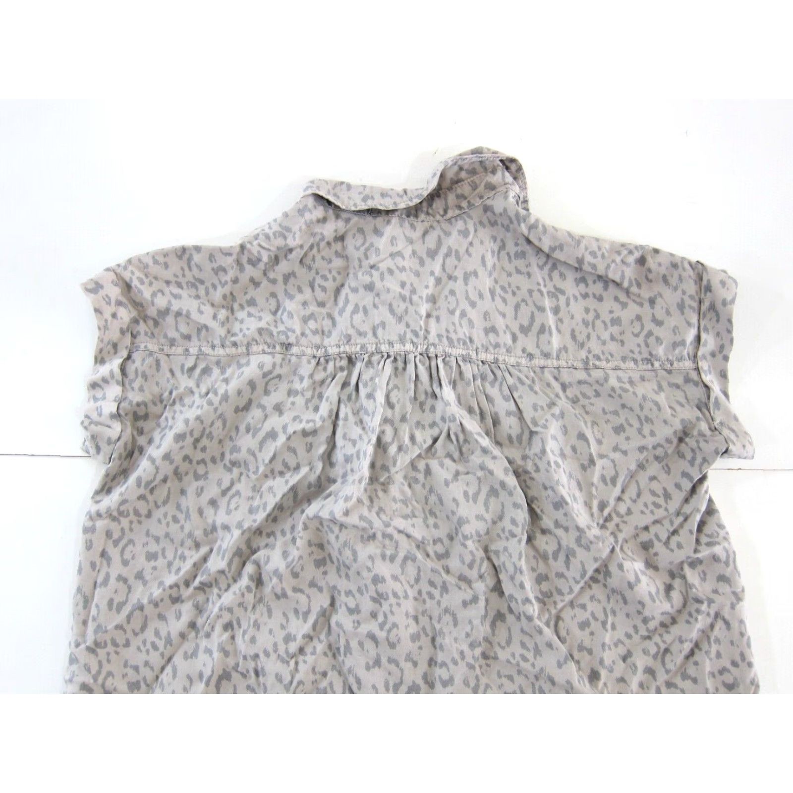 Vintage C&C California Blouse XS Short Sleeve Button Down Cap Grey Leopard Print 100% Rayon Women Size XS / US 0-2 / IT 36-38 - 7 Thumbnail