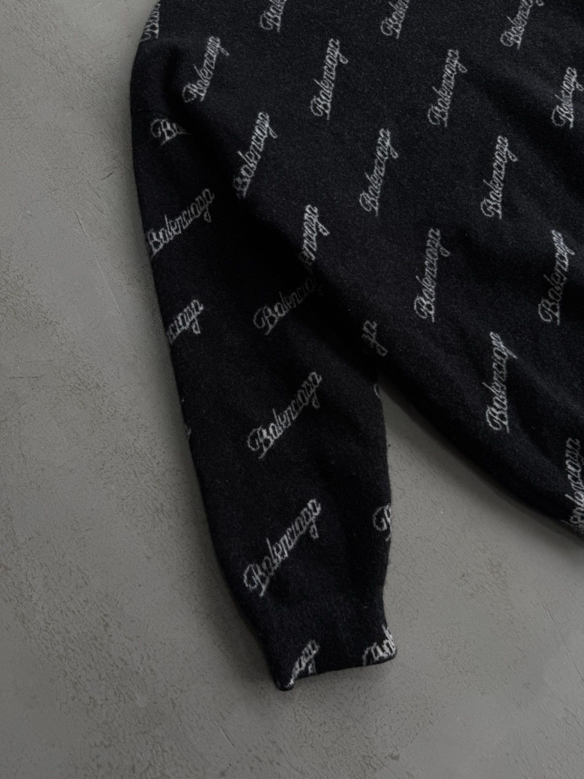 Balenciaga Balenciaga - Cursive Script All Over Print Crewneck Size US L / EU 52-54 / 3 - 5 Thumbnail