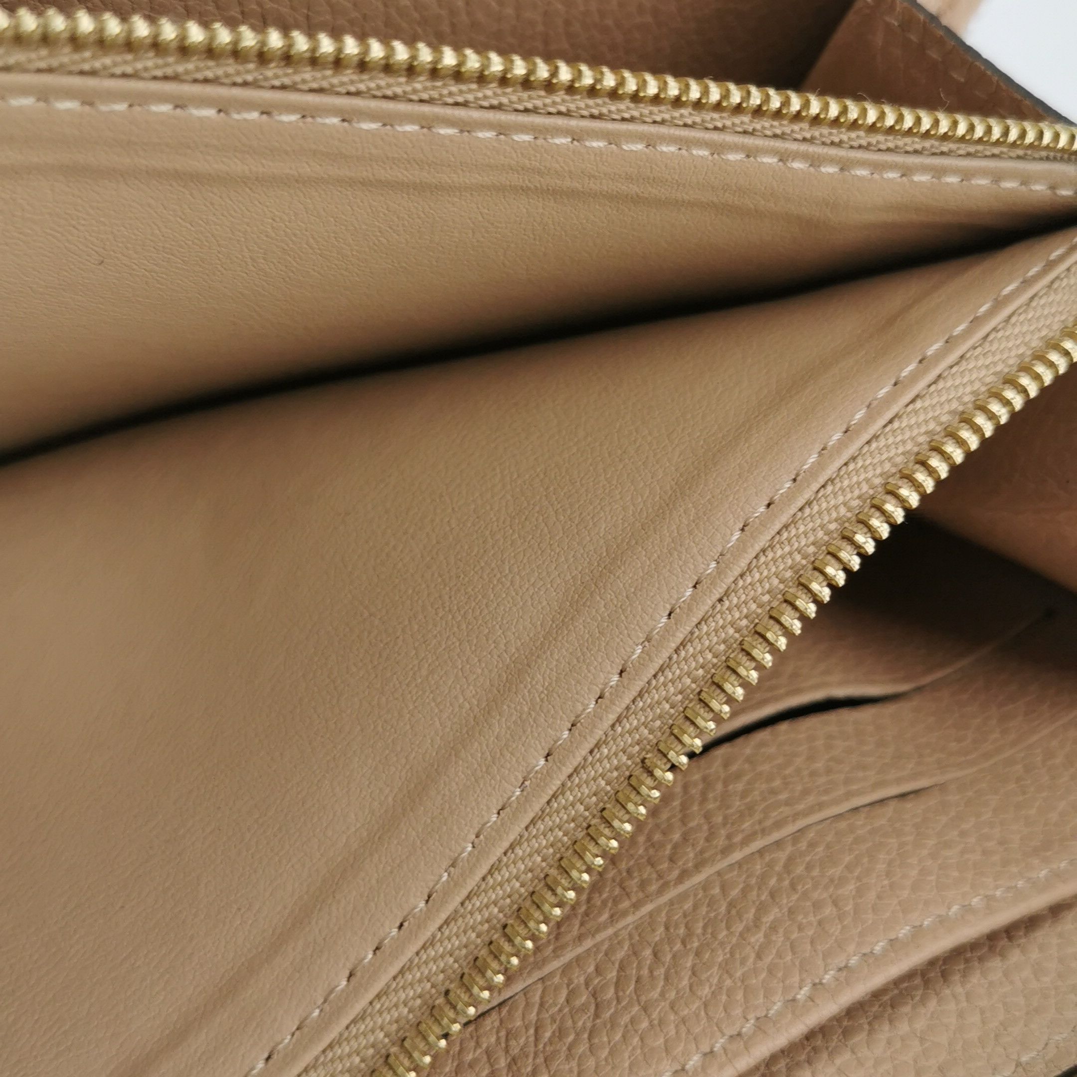 Louis Vuitton Louis Vuitton (LV) Zippy leather embossed monogram zip arou Size ONE SIZE - 5 Thumbnail