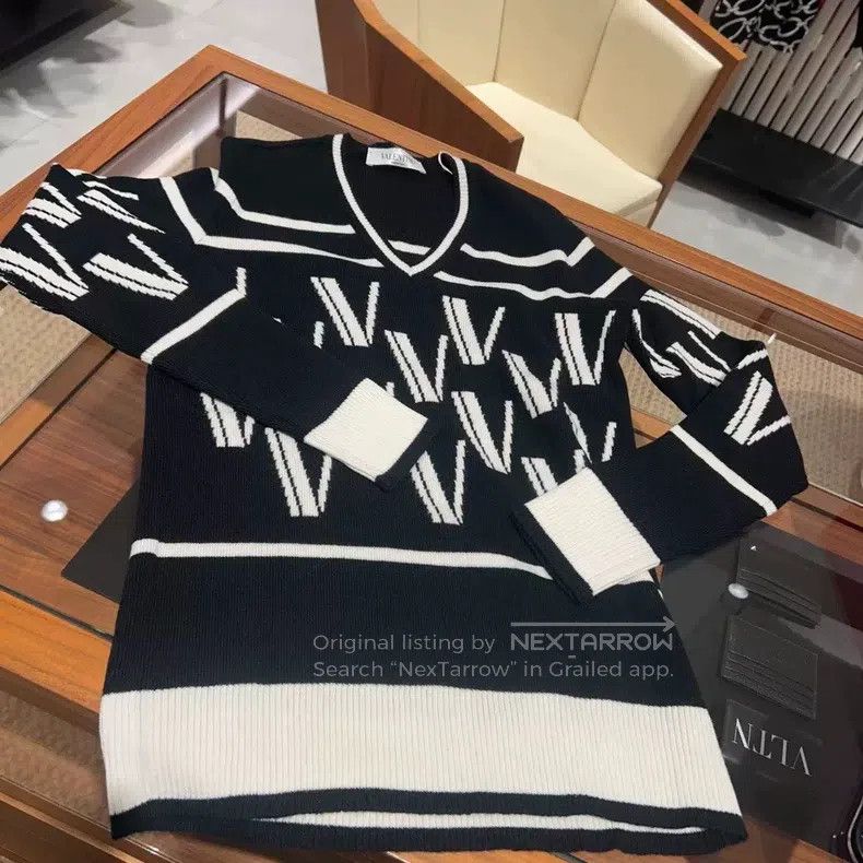 Valentino Valentino V-neck knit black and white classic color scheme Size XS / US 0-2 / IT 36-38 - 8 Thumbnail