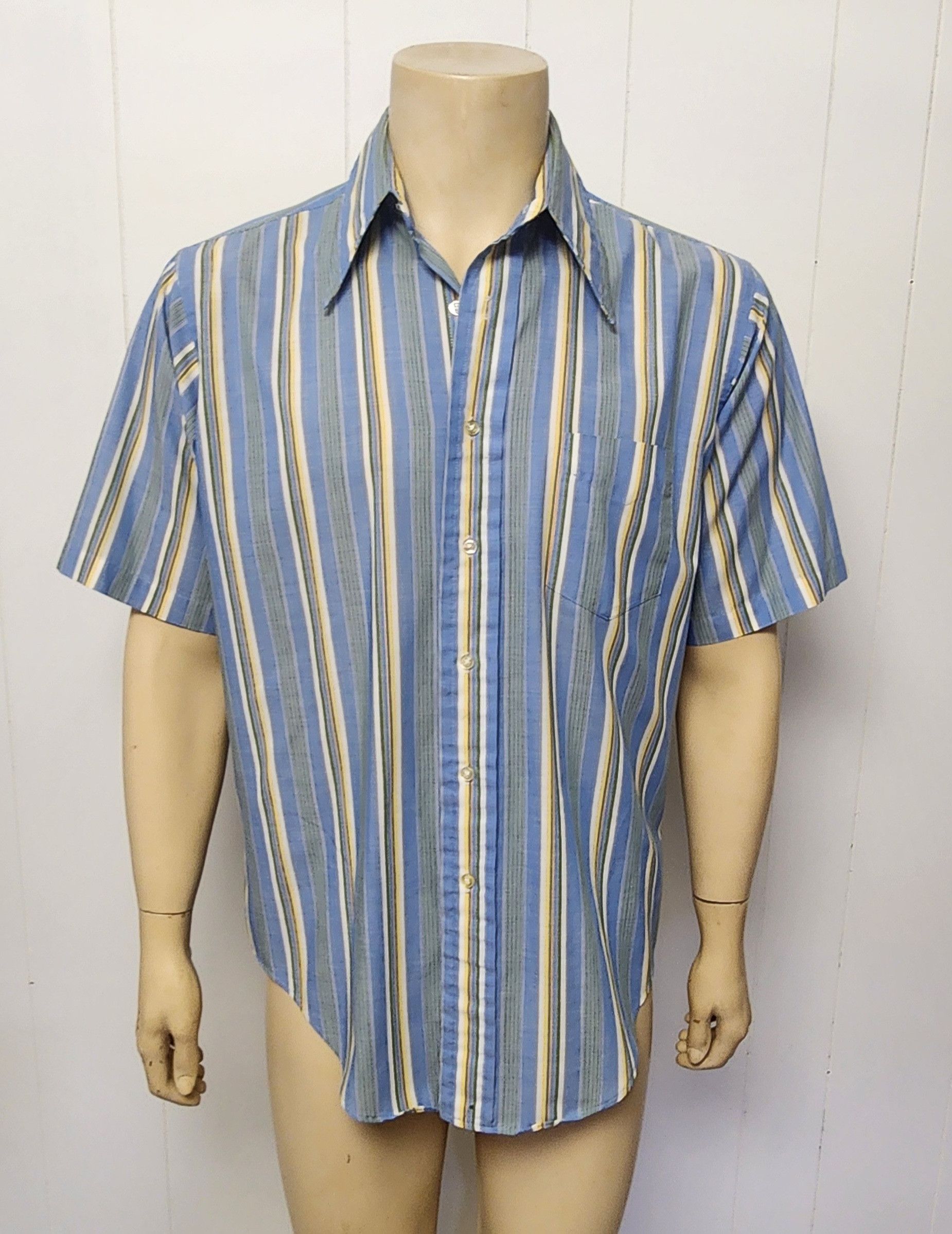 Vintage men's 1970s shirt L short sleeve stripe button front Size US L / EU 52-54 / 3 - 1 Thumbnail