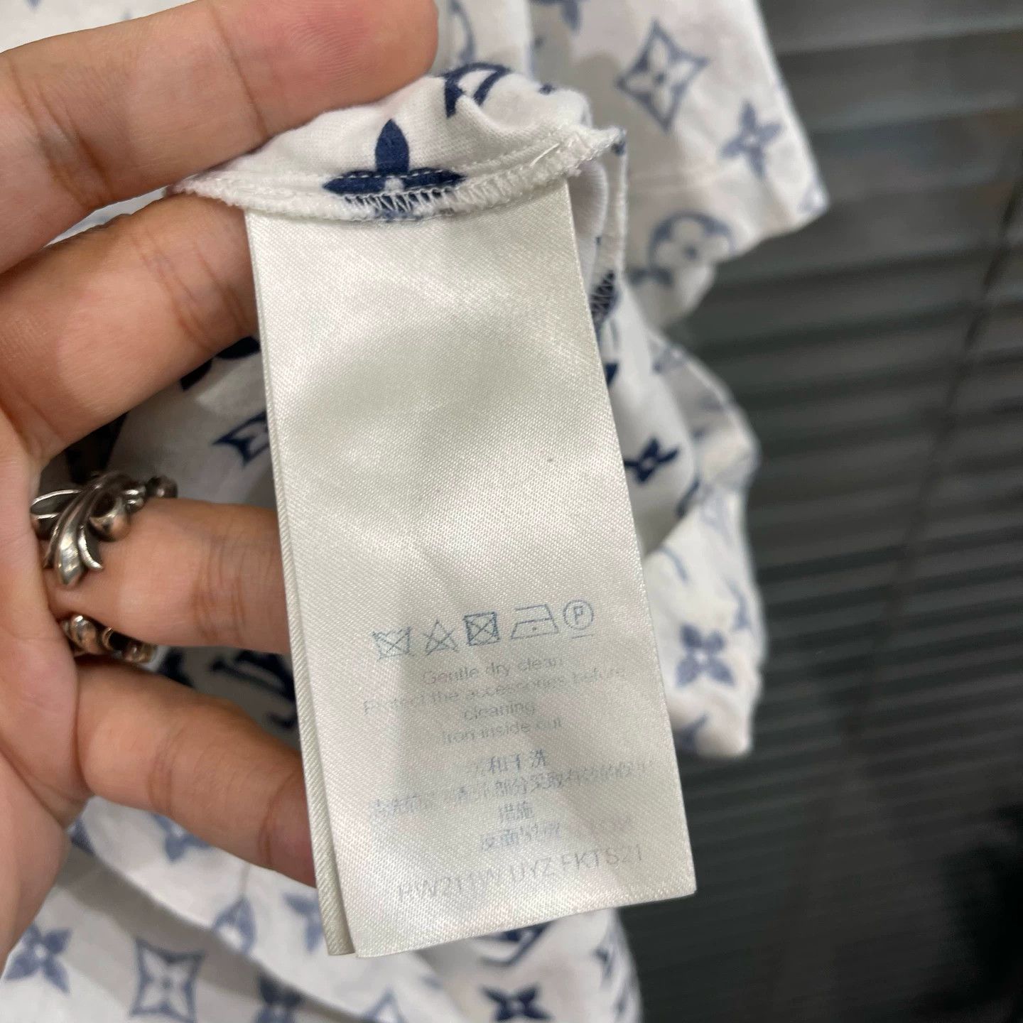 Louis Vuitton LV White Blue Monogram Neck Chain Short Tee XS Size XS / US 0-2 / IT 36-38 - 6 Thumbnail