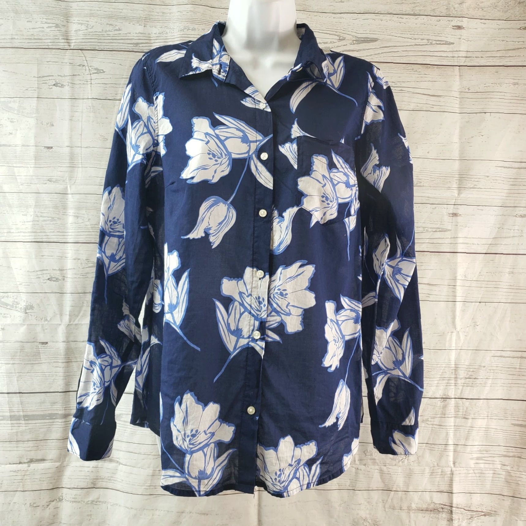 Old Navy Old Navy Womens Button Front Shirt Sz Medium Blue White Floral Semi Sheer Cotton Shirt Women M Blue Floral 100% Cotton Button-Up Nongender? Size M / US 6-8 / IT 42-44 - 2 Thumbnail