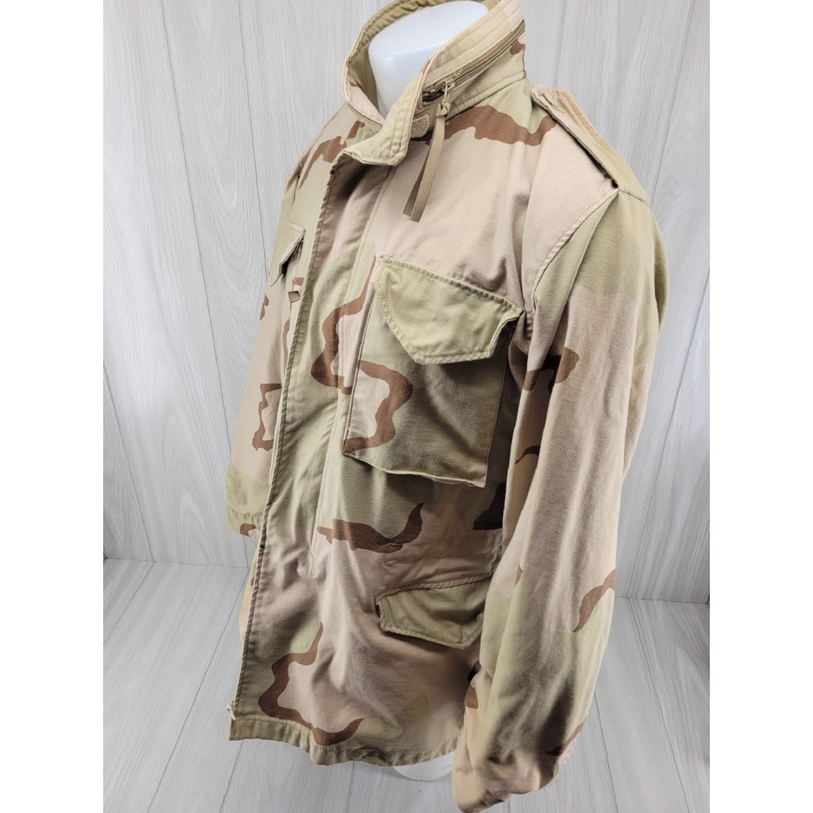 Vintage US ARMY Field Jacket Desert Camouflage Pattern Medium Long Jacket Mens Camouflage Military Coat Long 32.5" Down Back Size US M / EU 48-50 / 2 - 3 Thumbnail