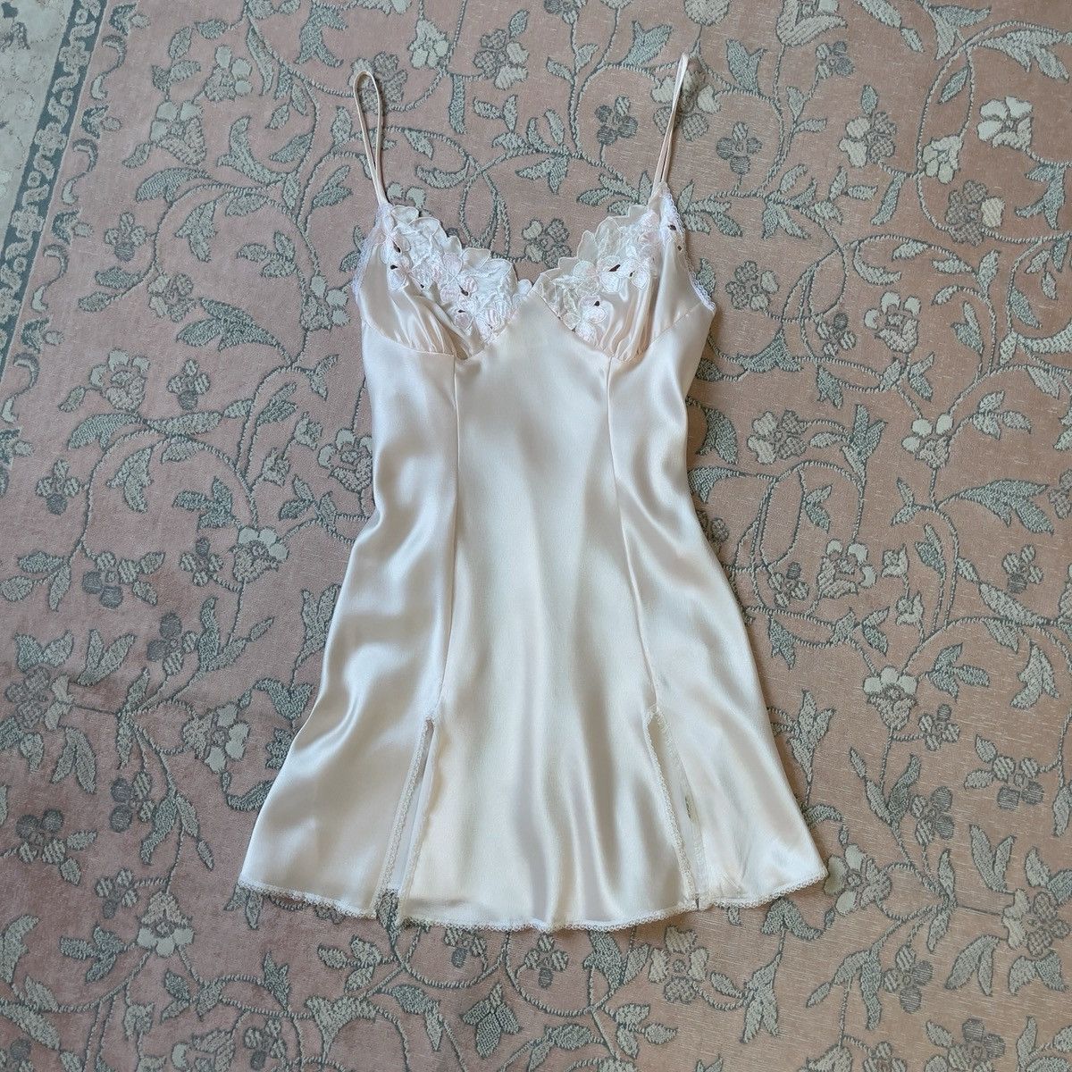 Victoria's Secret Victoria’s Secret 1980s Blush Pink Satin Mini Slip Dress (M) Size M / US 6-8 / IT 42-44 - 7 Thumbnail