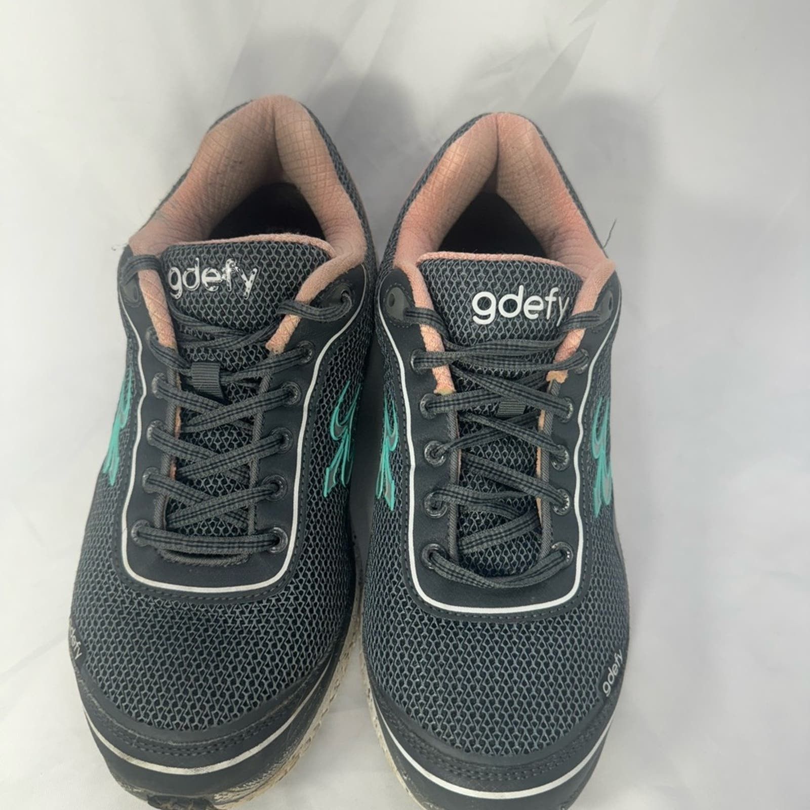 Woman’s Gdefy sneakers