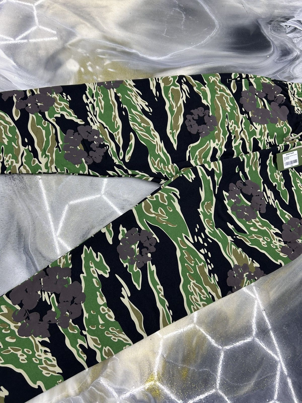 DENIM TEARS Denim Tears Green Tiger Camo Cotton Wreath Sweatpants Size L Size US 34 / EU 50 - 5 Thumbnail