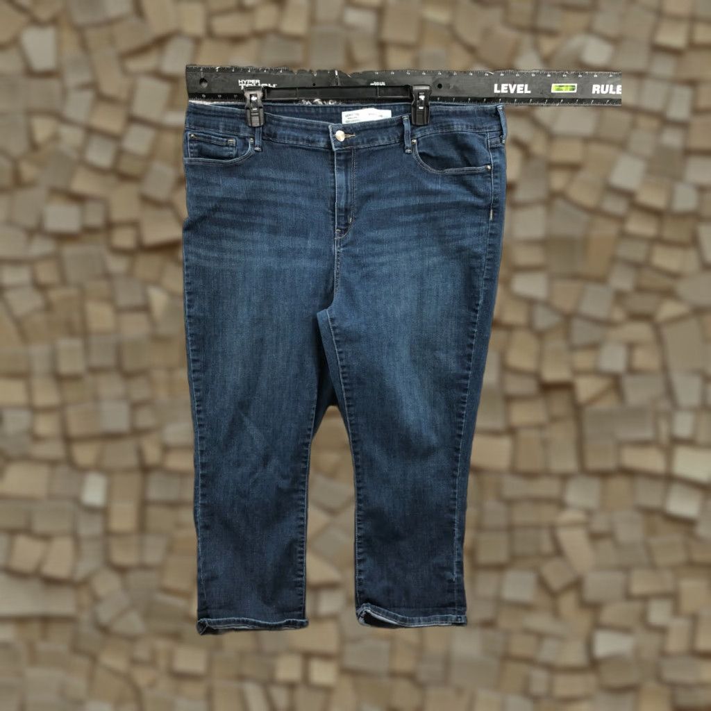 Levi's Levi's Signature Capri Jeans Size 22 Womens Medium Wash Blue Jeans Capri 5-Pocket Levi's 500 Series Womens Plus Size 40" / US 18 - 1 Thumbnail