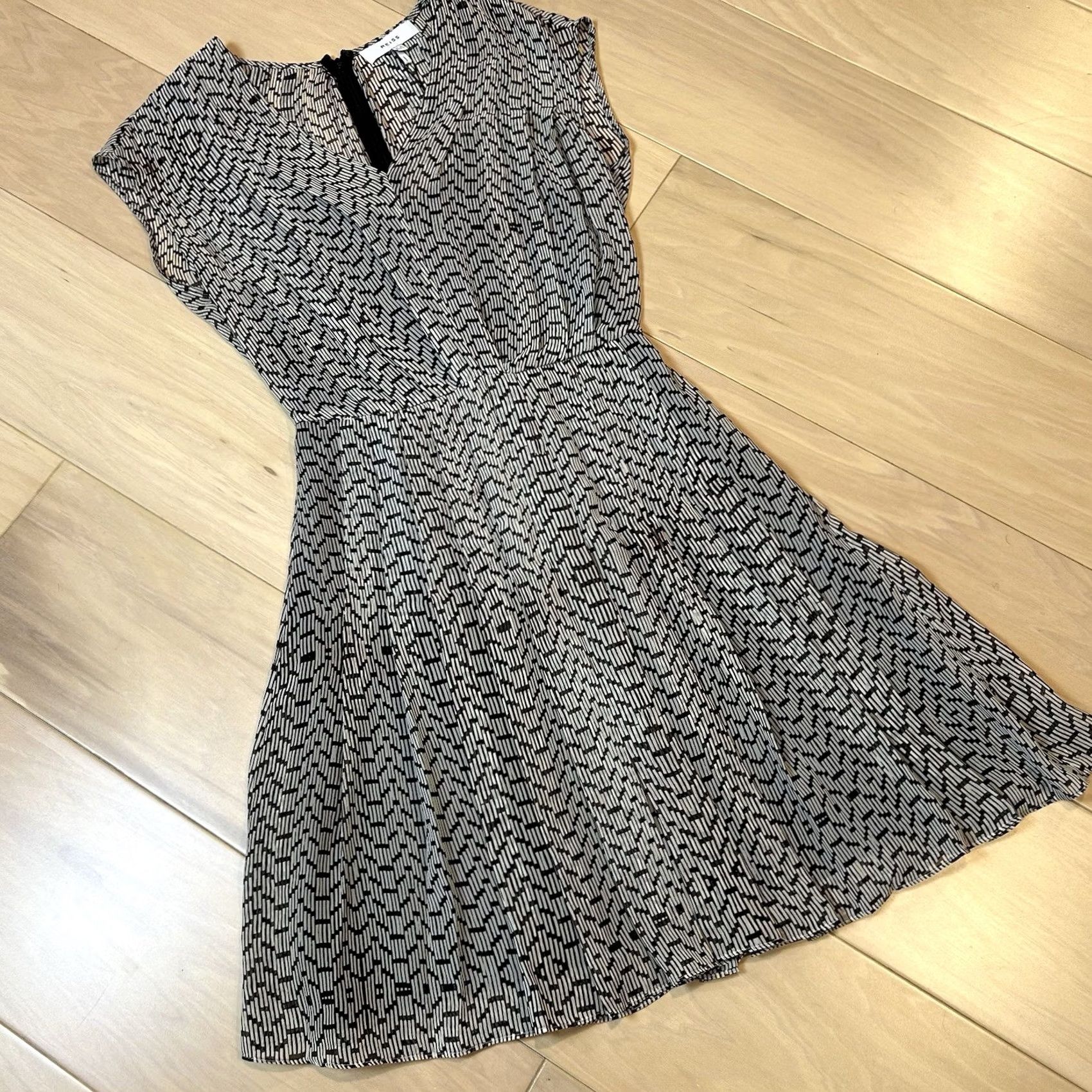Reiss Reiss Marcy Bead Print Flippy Dress Women’s USA 2 Black Multicolor Short Sleeve V-Neck Zip Mini Dress Womens USA 2 Reiss Bead Print Flippy Dress Size XS / US 0-2 / IT 36-38 - 2 Thumbnail