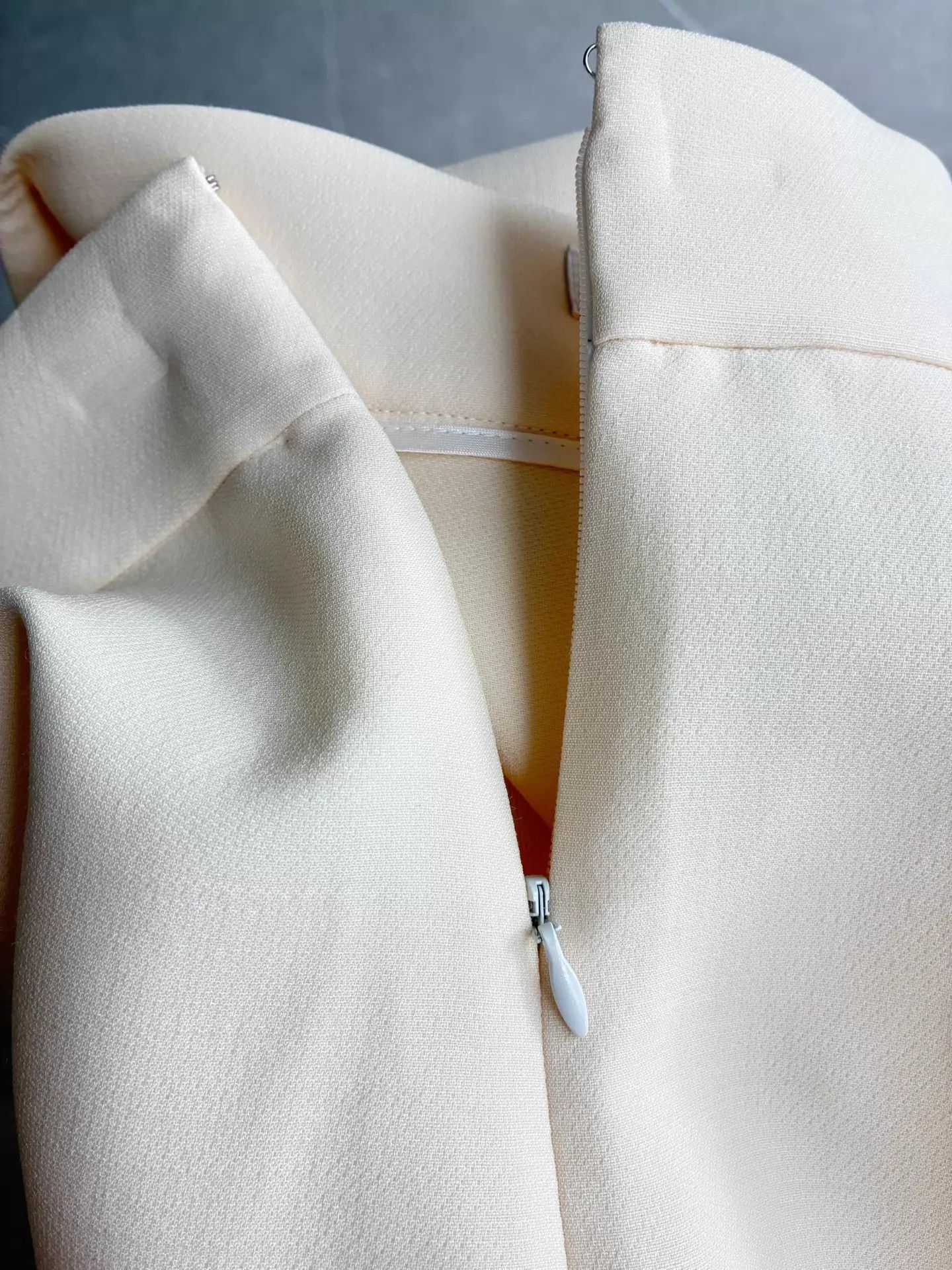 Dior Dior High-Waist Wool-Silk Shorts Cream 34 Size 25" / US 0 / IT 36 - 7 Thumbnail