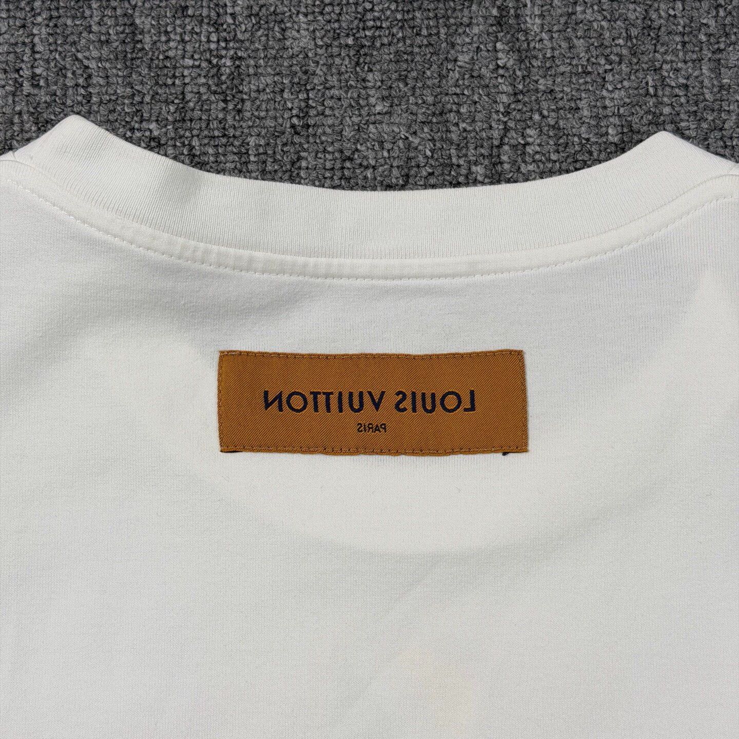 Louis Vuitton LV graffiti white short-sleeve tee XL like new Size US XL / EU 56 / 4 - 8 Thumbnail