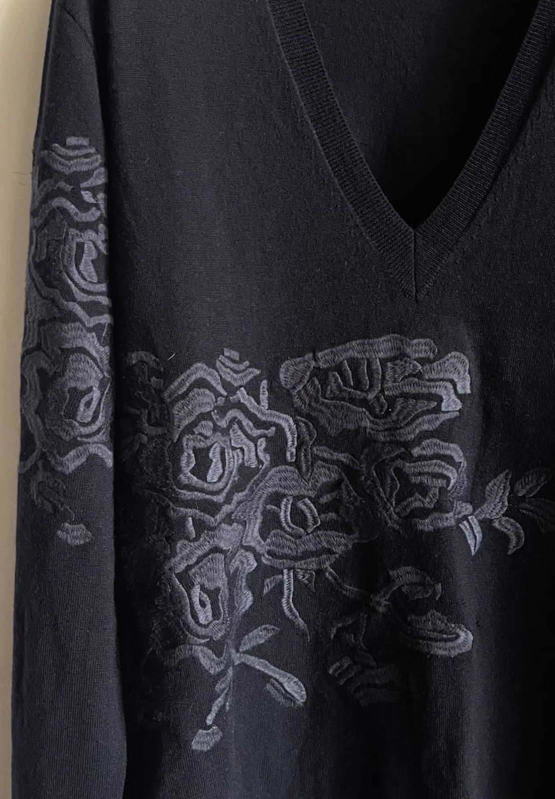 Dries Van Noten Dries Van Note Floral embroidered V-neck wool sweater Size US M / EU 48-50 / 2 - 4 Thumbnail