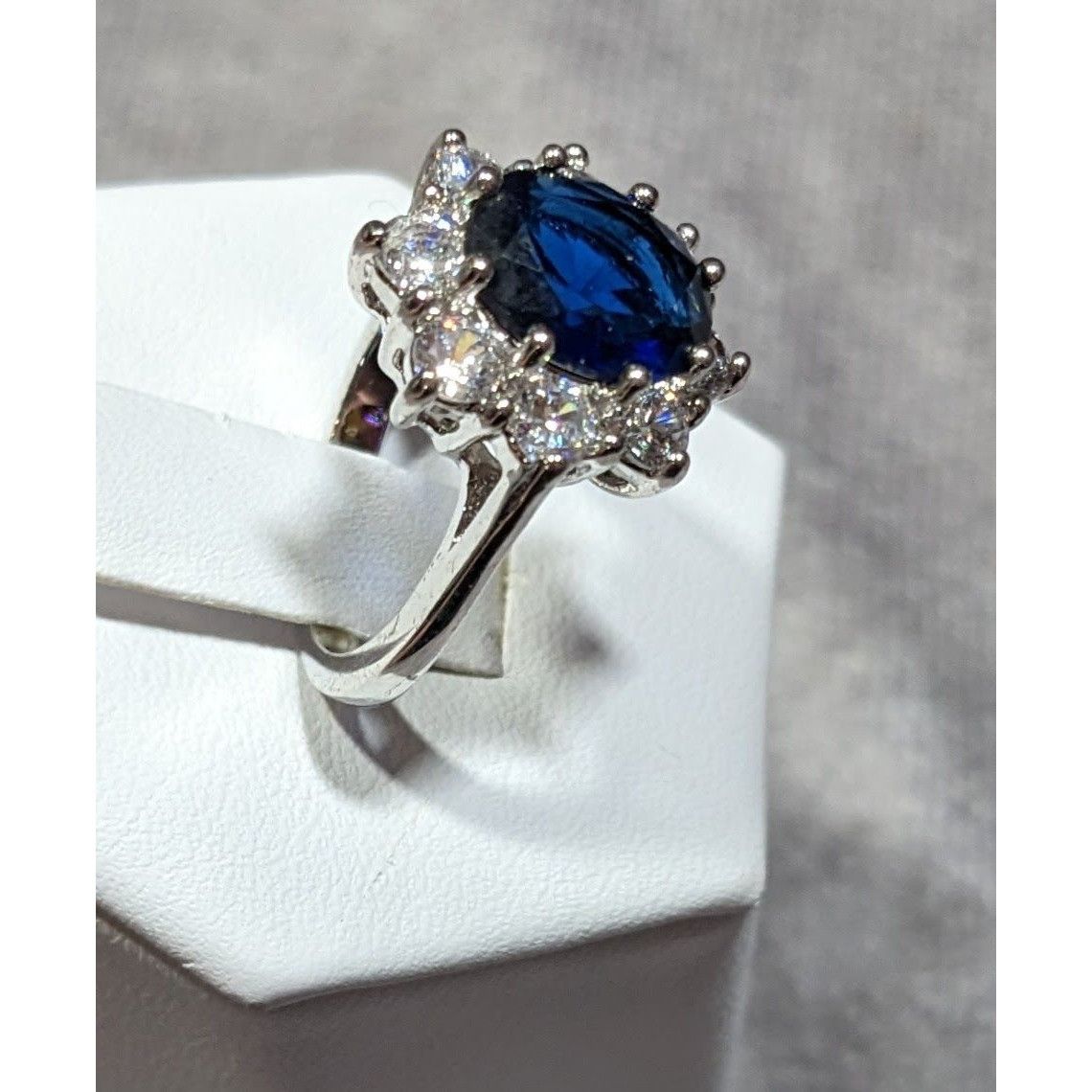 Other Regal Elegant Blue And Silver Tone Gemmed Ring Size 5.75 Size ONE SIZE - 8 Thumbnail