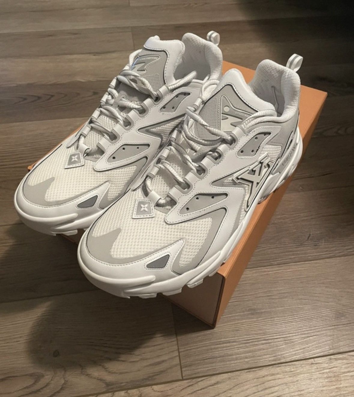 Louis Vuitton Louis Vuitton Tactic Runner White Size US 11 / EU 44 - 1 Thumbnail