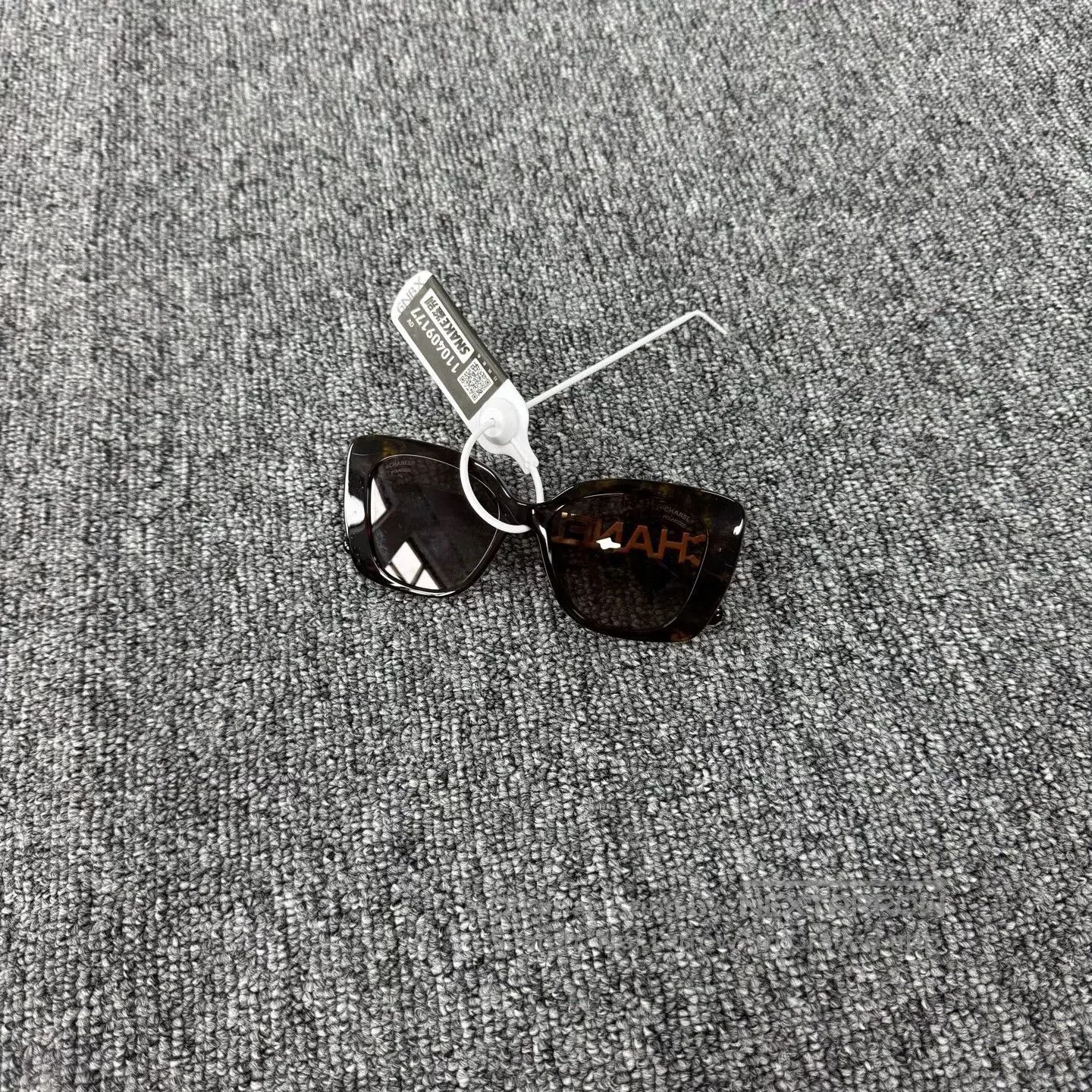 Chanel Chanel Amber-colored square; water diamond letter "C"; sun Size ONE SIZE - 1 Thumbnail