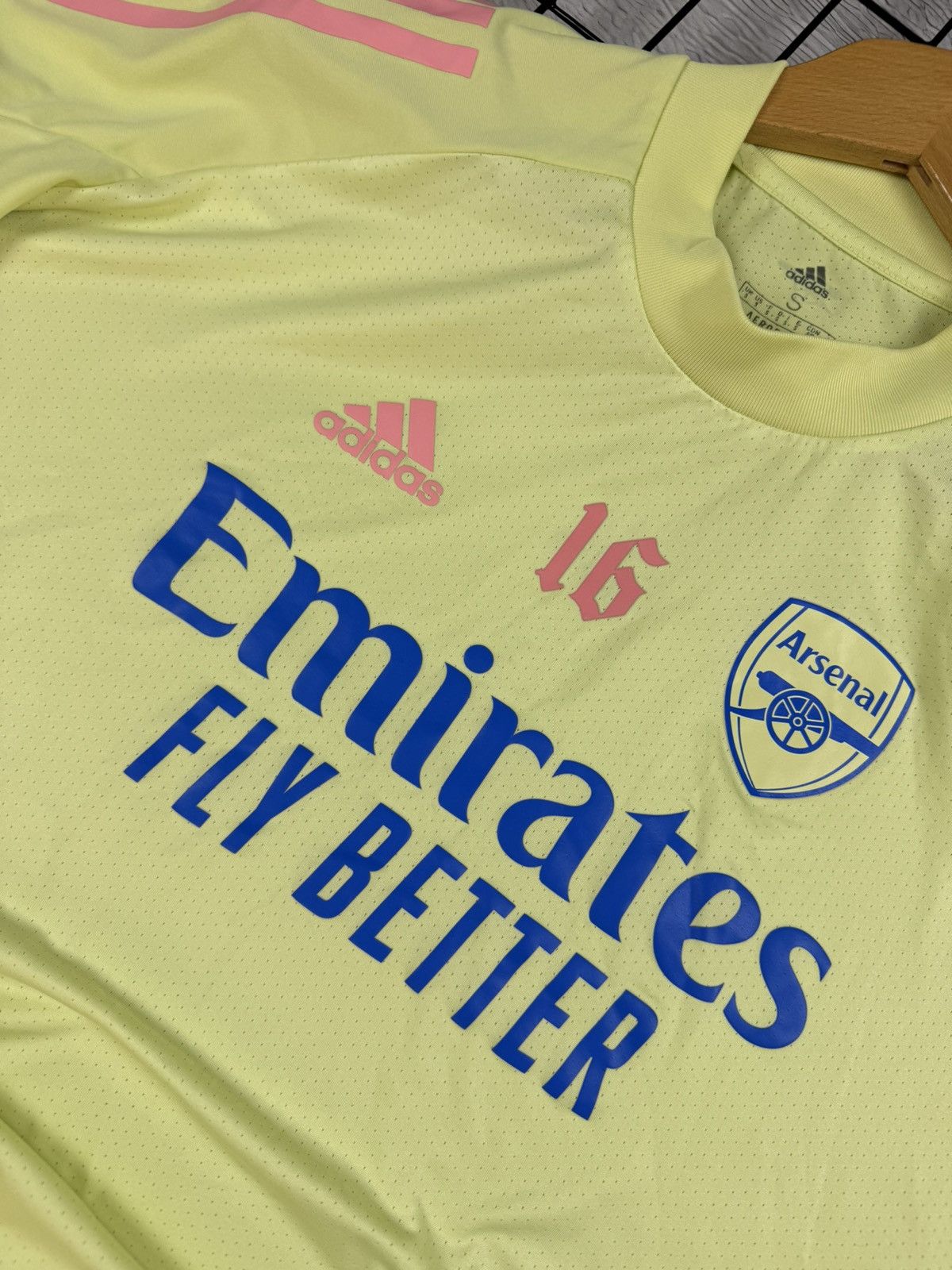 Adidas × Vintage Vintage Arsenal 2020 Adidas Pre match Jersey Blokcore S sz Size US S / EU 44-46 / 1 - 5 Thumbnail
