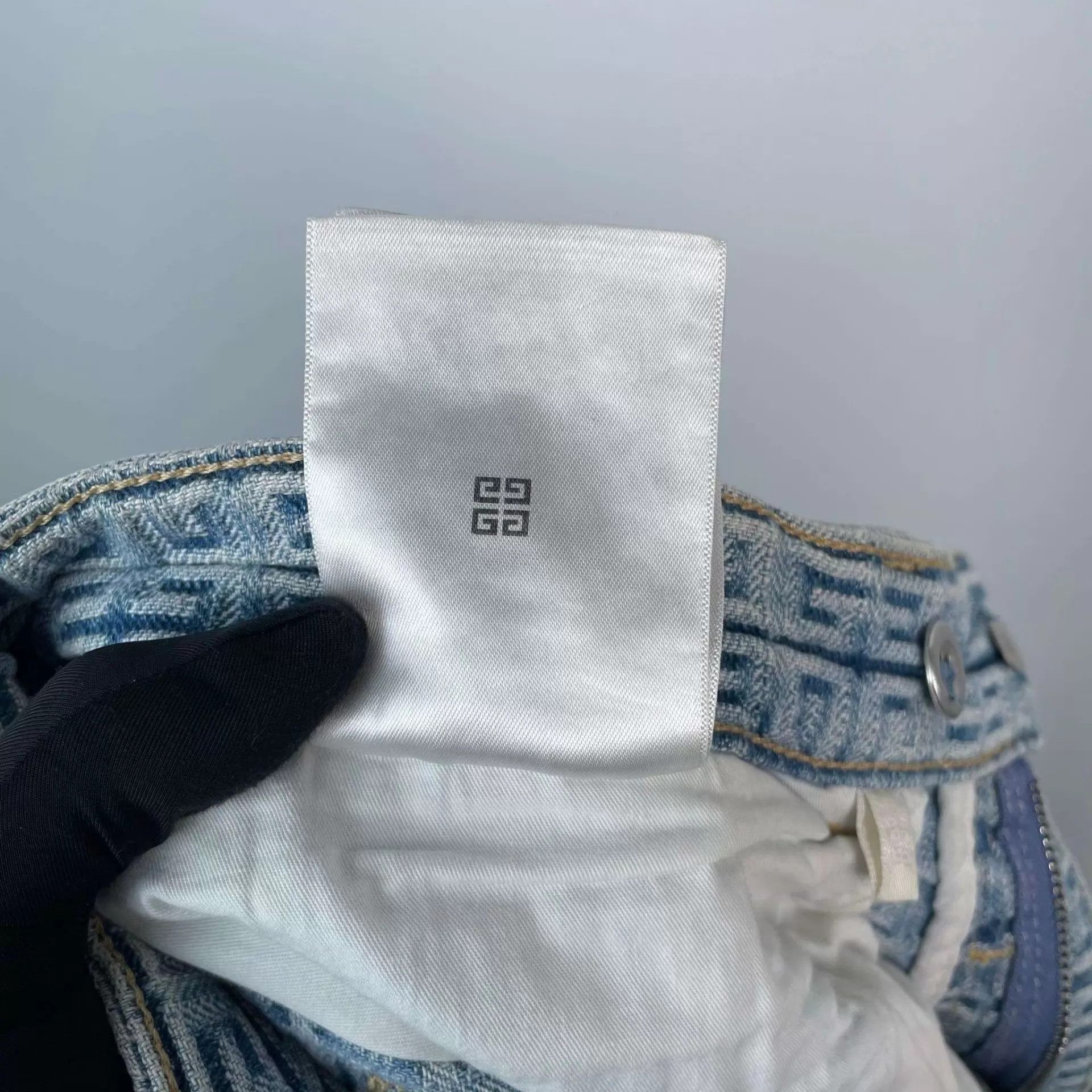 Givenchy Givenchy Light Wash Jeans 30 Size 30" / US 8 / IT 44 - 8 Thumbnail