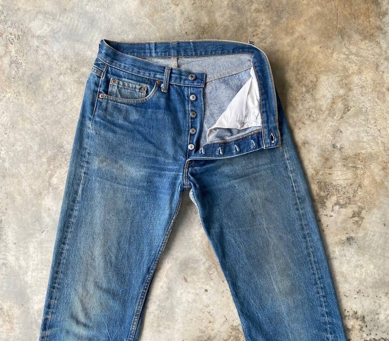 Levi's Vintage Clothing VINTAGE 1992 LEVIS 501xx BLUEWASH FADED BUTTON 520 W31X32.5" Size US 31 - 12 Thumbnail