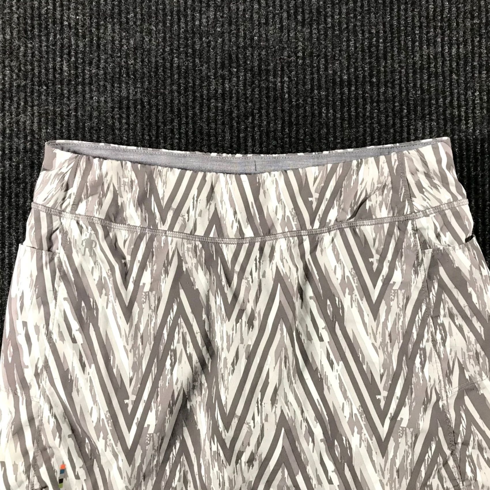 Smartwool VINTAGE SmartWool Grey Chevron Print Athletic Skort Built-in Shorts Pockets Womens S Size 28" / US 6 / IT 42 - 2 Thumbnail