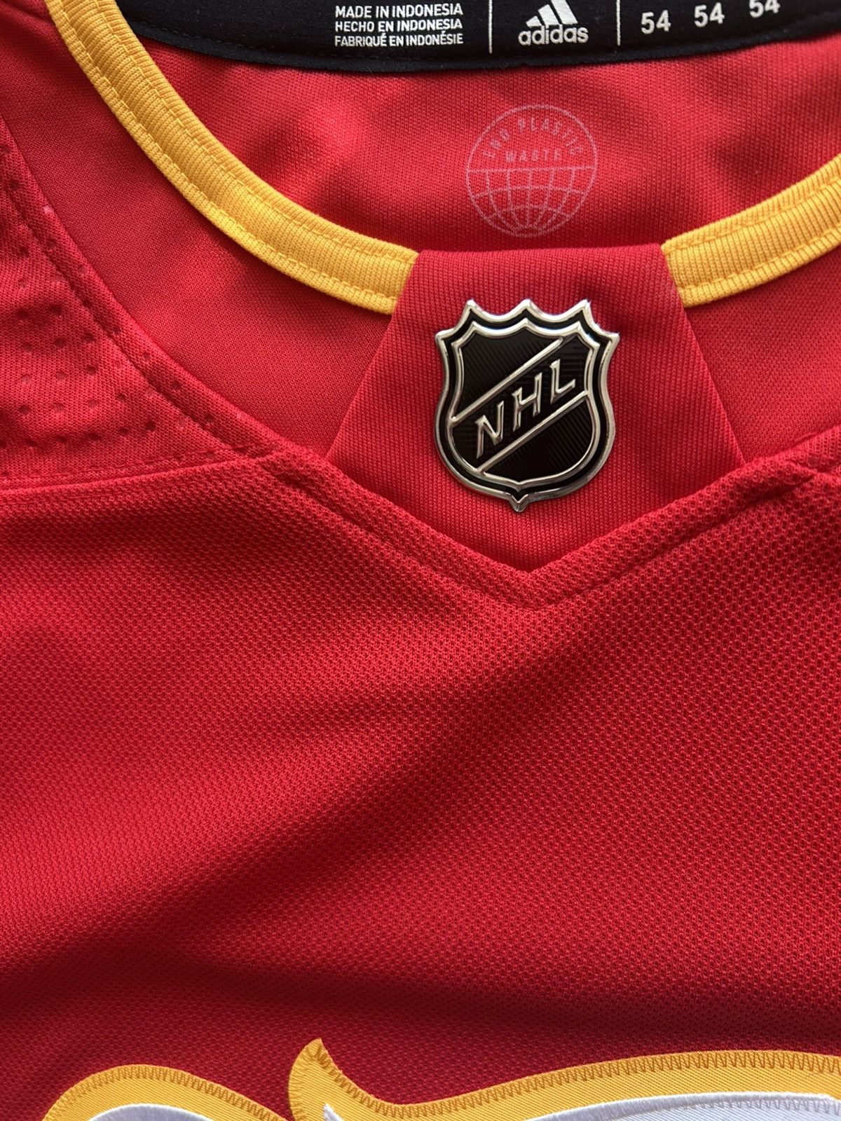 NHL Calgary Flames Elias Lindholm Autograph Jersey Size US XL / EU 56 / 4 - 6 Thumbnail