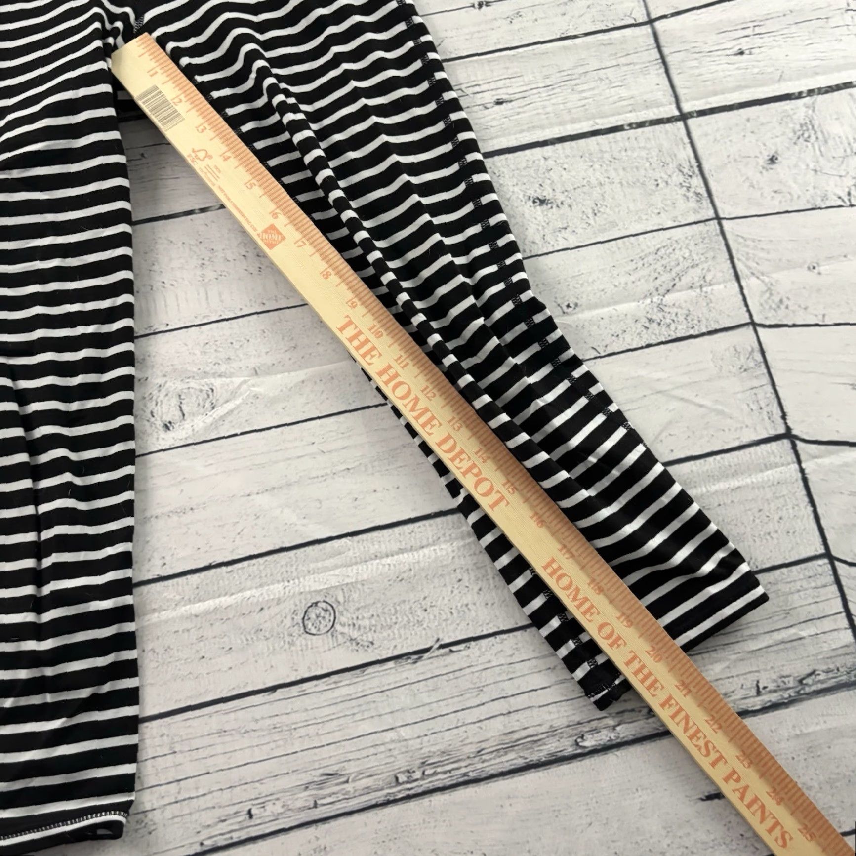 Athleta Athleta Chaturanga Capri Crop Leggings Women's XS Black White Striped Activewear Leggings Size 26" / US 2 / IT 38 - 2 Thumbnail