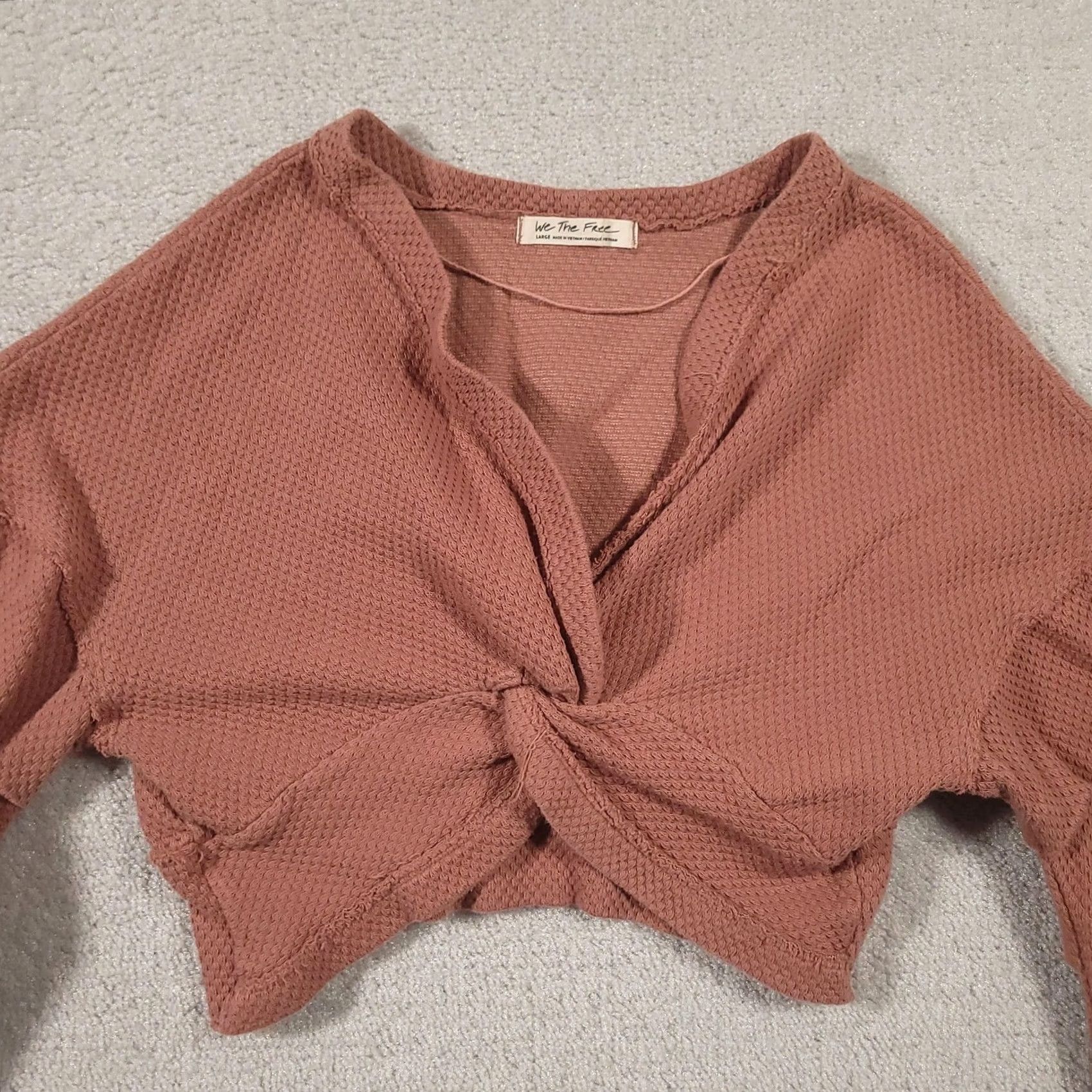 Vintage VINTAGE We The Free Sweater Womens Large Pink Waffle Knit Twist Front Cropped Top Size L / US 10 / IT 46 - 3 Thumbnail