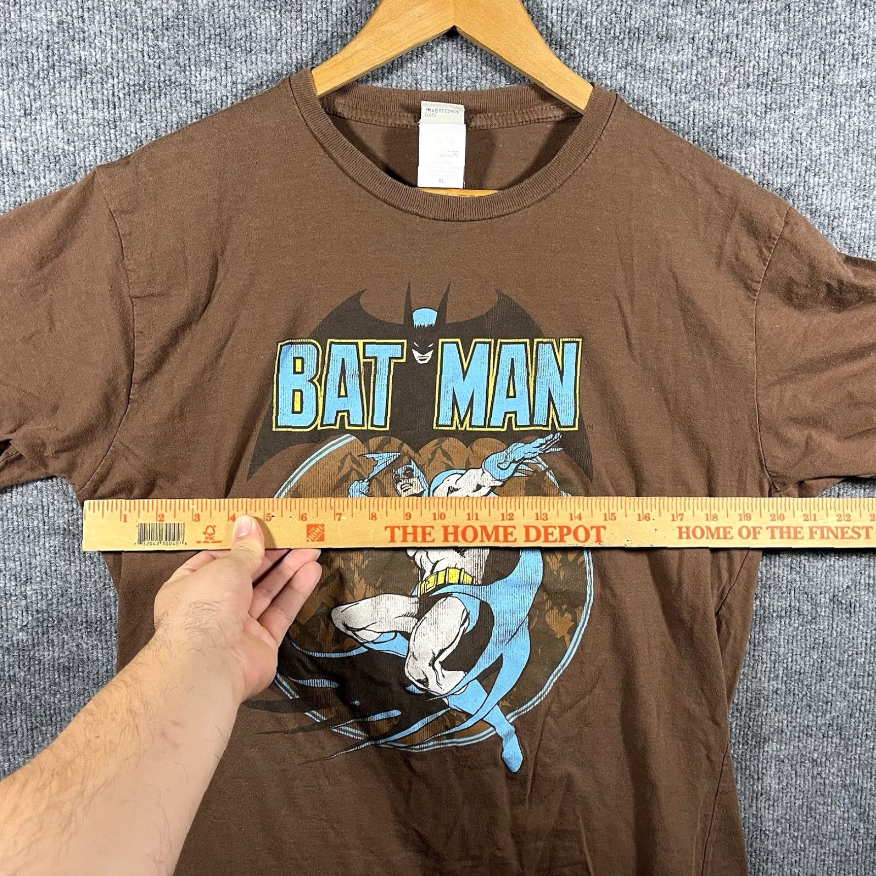 DC Comics VINTAGE Batman Graphic T-Shirt Mens XL Brown Crew Neck Short Sleeve Size US XL / EU 56 / 4 - 5 Thumbnail