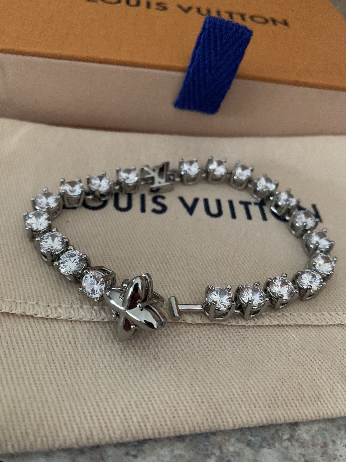 Louis Vuitton RARE Louis Vuitton Crystal chain bracelet Size ONE SIZE - 5 Thumbnail