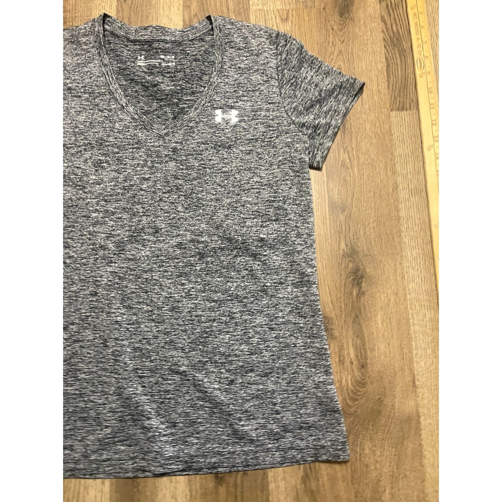 Under Armour Under armour Shirt Women's Medium Gray V-neck Short Sleeve Heatgear Shirt M Womens Gray V-Neck Short Sleeve Heatgear Size M / US 6-8 / IT 42-44 - 4 Thumbnail