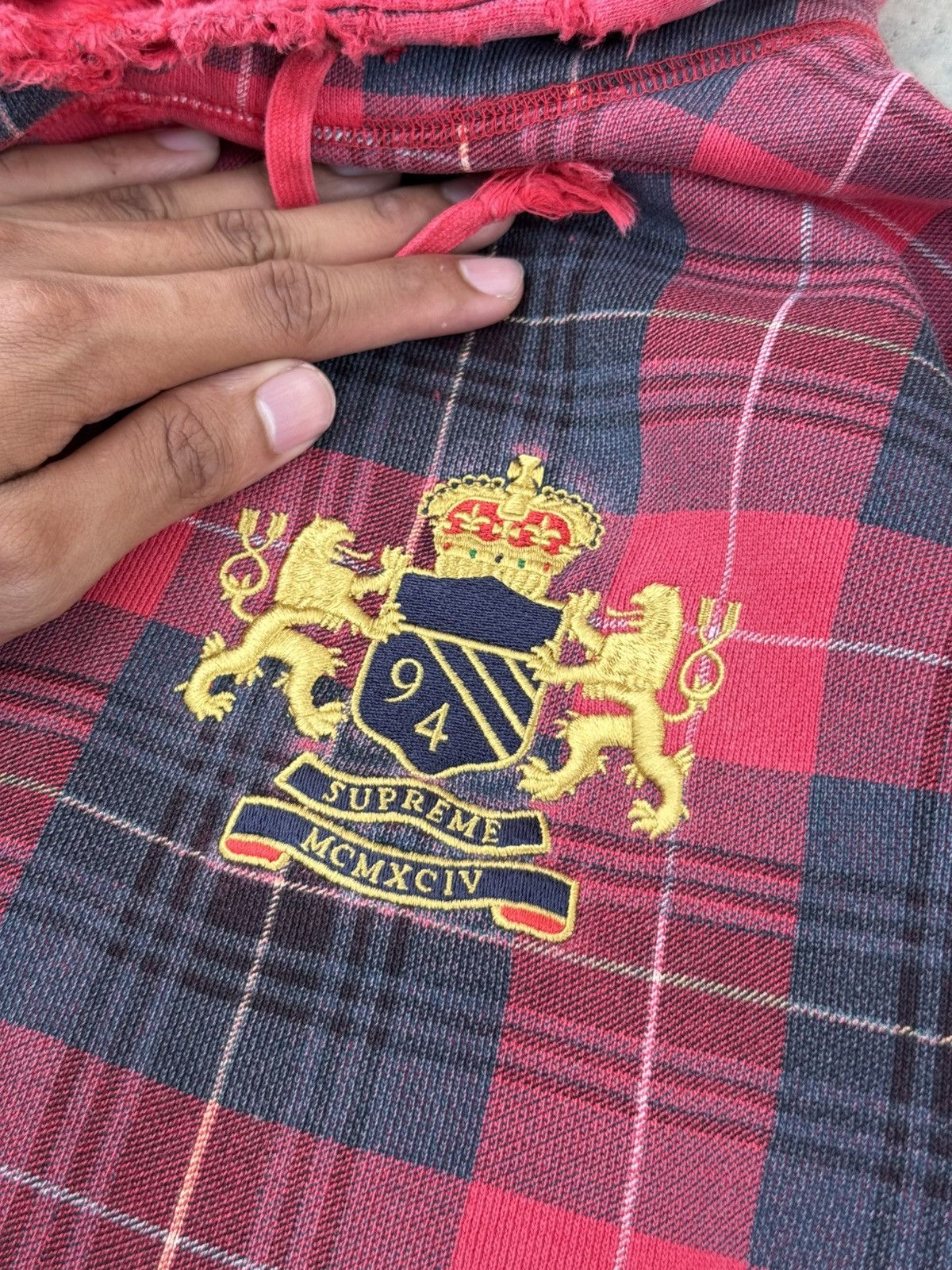 Supreme Distressed Supreme Crest Plaid MCMXCIV Pull Over Hoodie Size US L / EU 52-54 / 3 - 6 Thumbnail
