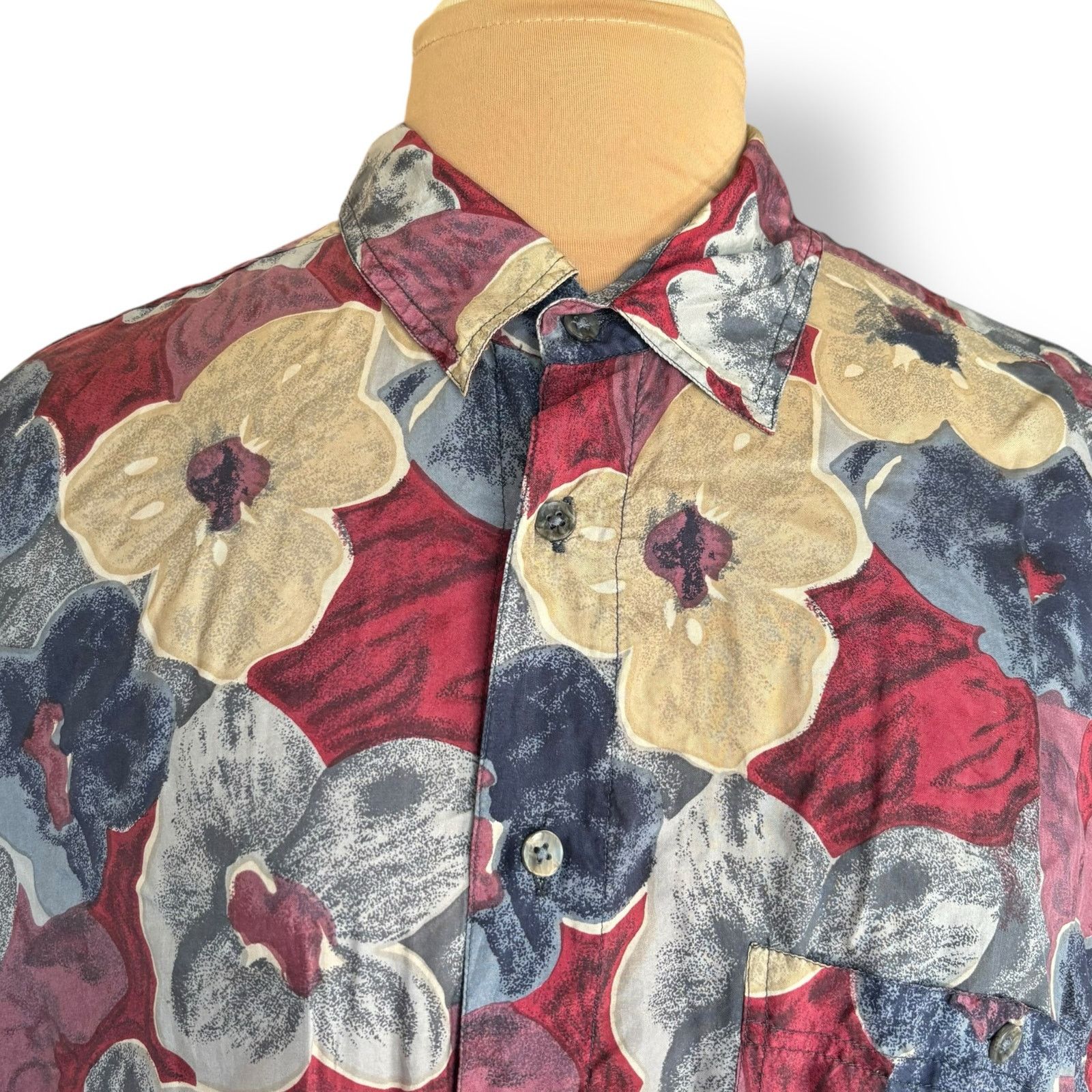 Vintage Vintage 90s Silk Floral Shirt XL Red Blue Beige Short Sleeve Size US XL / EU 56 / 4 - 2 Thumbnail