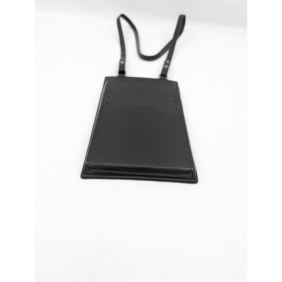 o1rshd1 Q:2 / Size: OS / Paper Calf Perforated Case in Nero