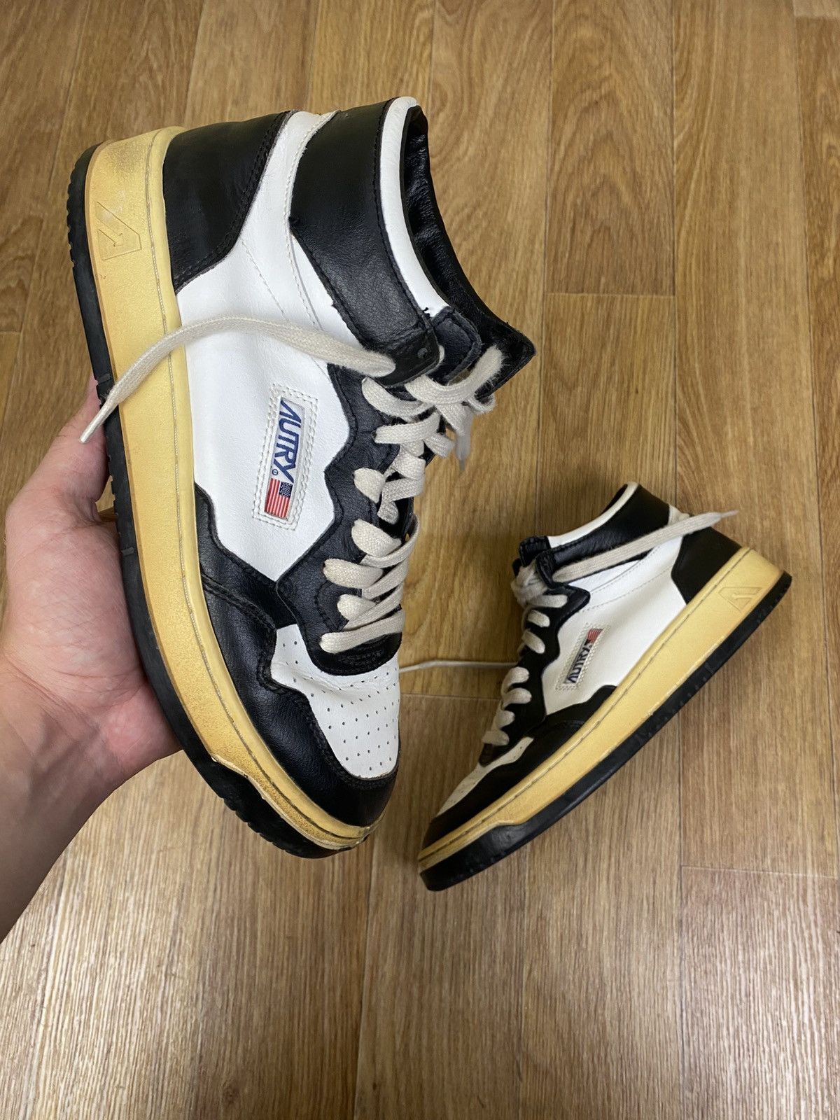 AUTRY Autry Medalist Black and White Mid Leather Sneakers Size: 42 Size US 9 / EU 42 - 1 Thumbnail