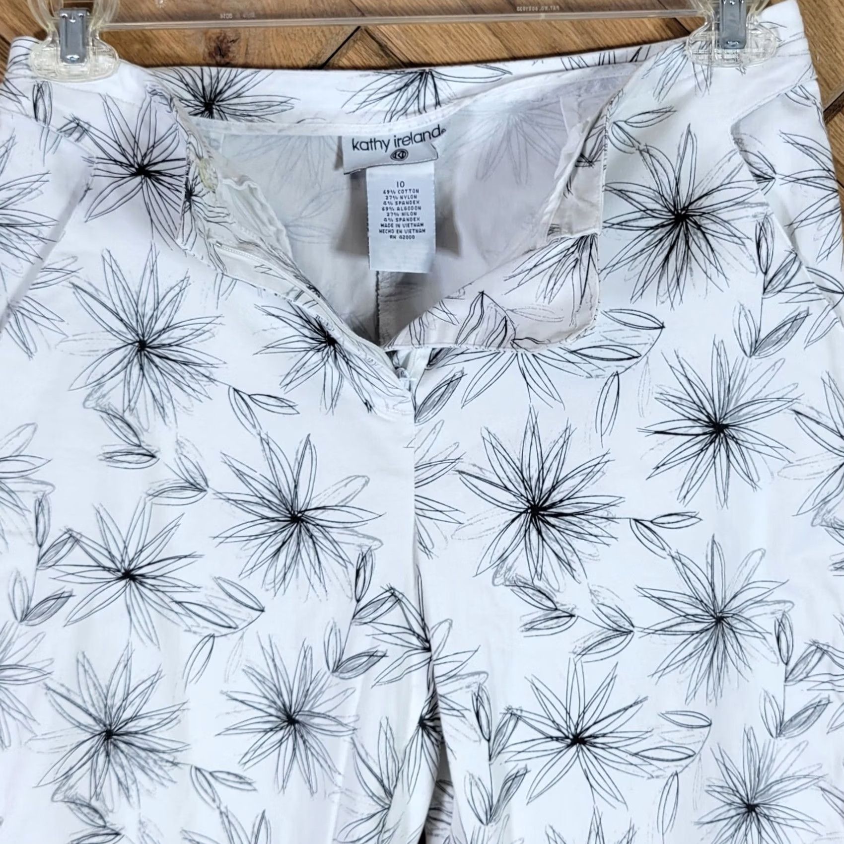 Vintage Kathy Ireland Womens Capri Pants Floral Print Size 10 Flat Front Pockets White Size 32" / US 10 / IT 46 - 3 Thumbnail